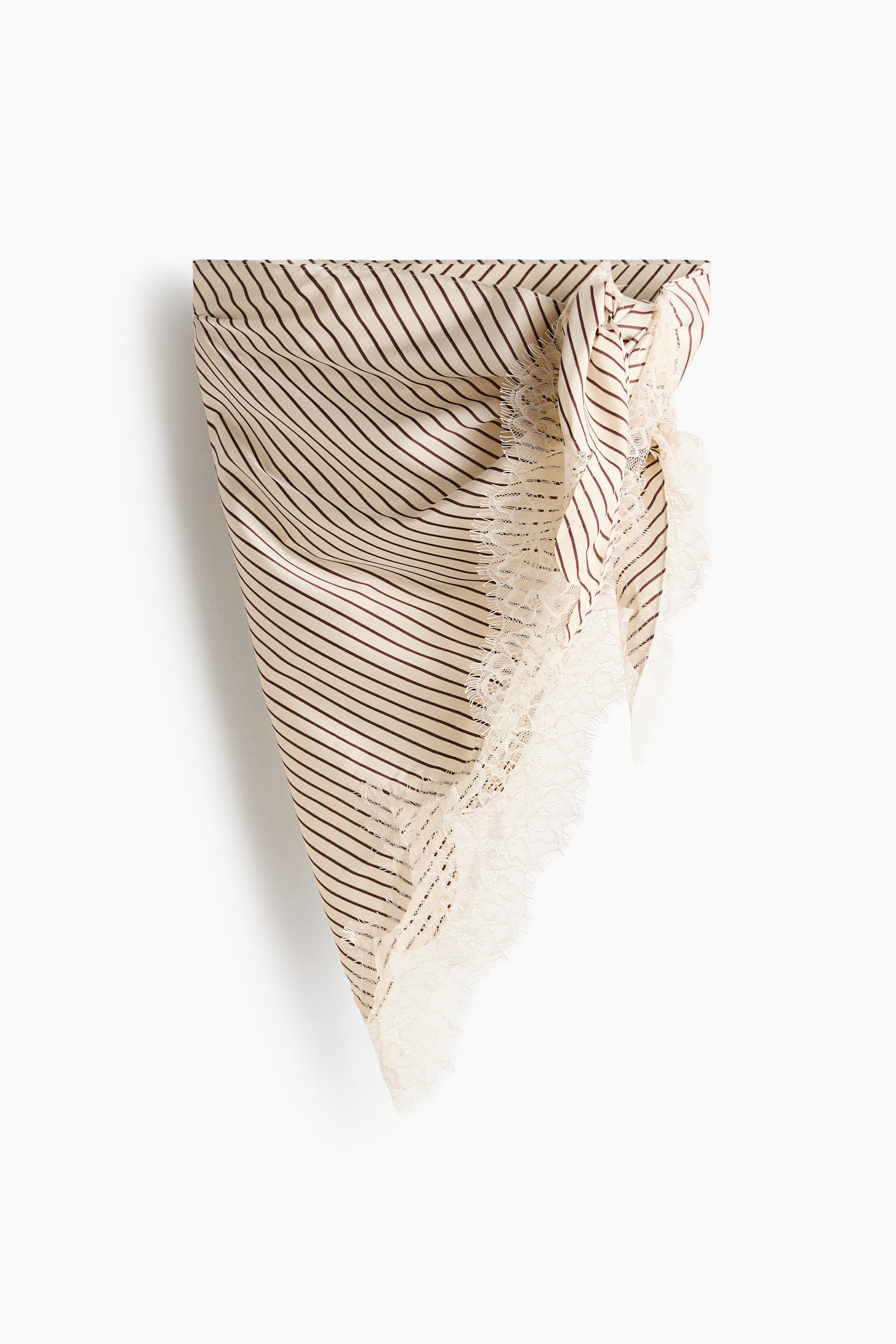 הצגת תמונה גדולה יותר: צעיף גדול ומשולש מציג את חזיתו, עשוי מסאטן רך ומרשים עם דוגמת פסים אלכסונית בצבעי קרם וחום כהה. הוא מסתיים בקישוט תחרה קרם עדין לאורך שני צדדים.