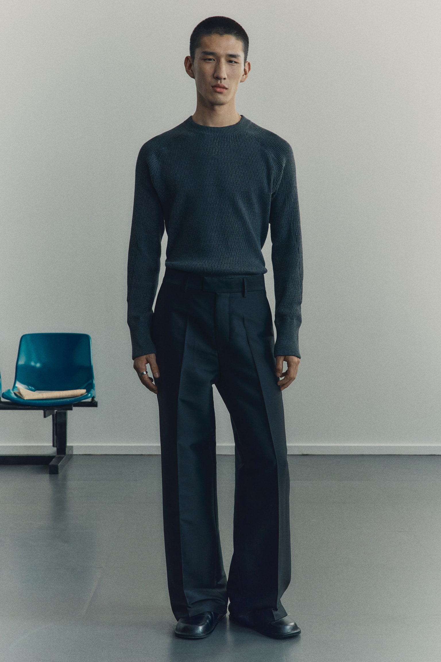 Bawełniany sweter w prążki Regular Fit - Ciemnoszary - 4