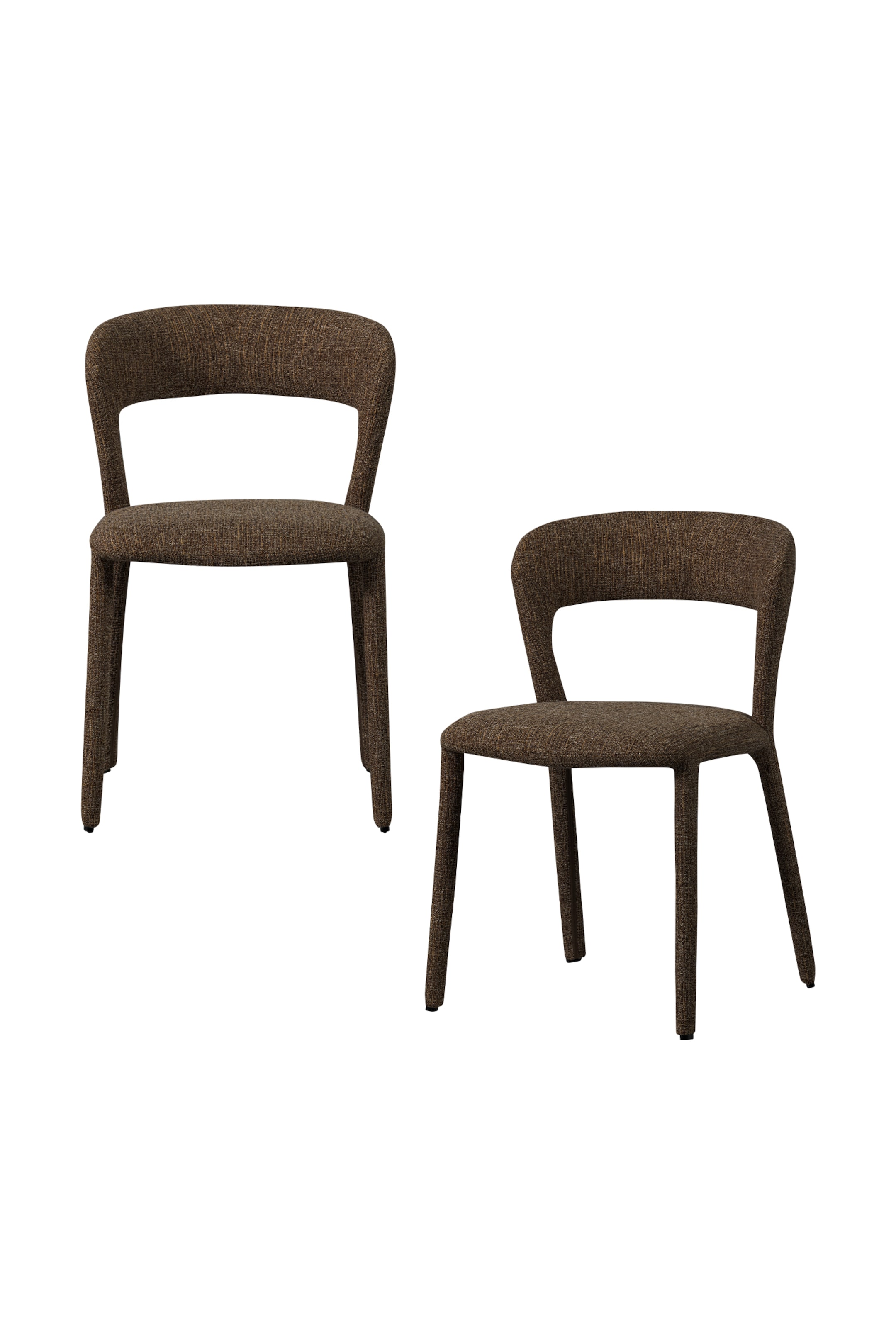 Agrandir l'image: Deux chaises de salle à manger identiques présentent un dossier incurvé avec un espace ouvert entre le dossier et l'assise, et sont recouvertes d'un tissu texturé brun foncé couvrant toute la structure, y compris les quatre pieds droits. Une chaise est légèrement orientée vers l'avant-droit, tandis que l'autre est légèrement orientée vers l'avant-gauche et positionnée plus près du spectateur.