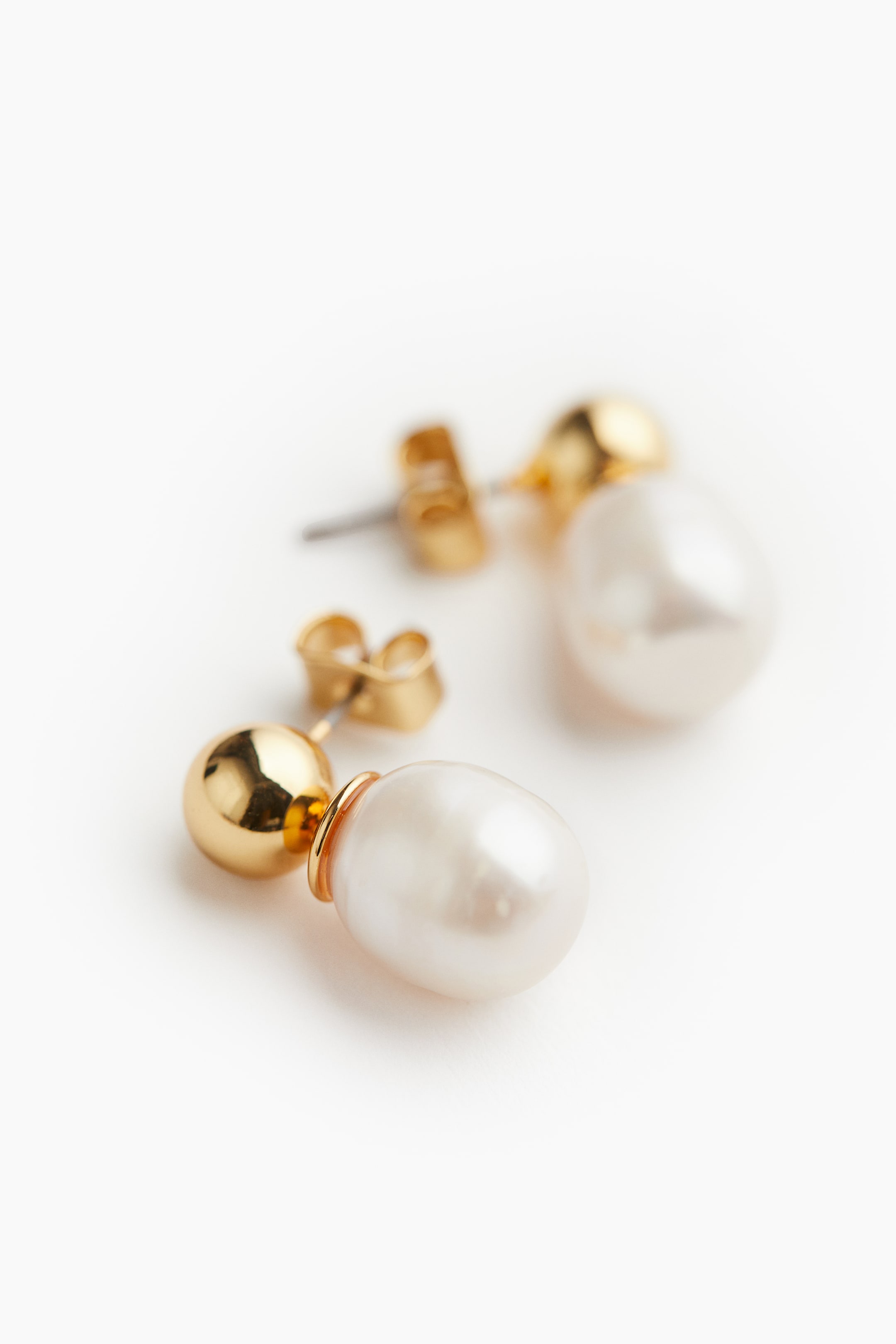 Gold-plated pearl earrings - White/Gold-coloured - Ladies | H&M GB