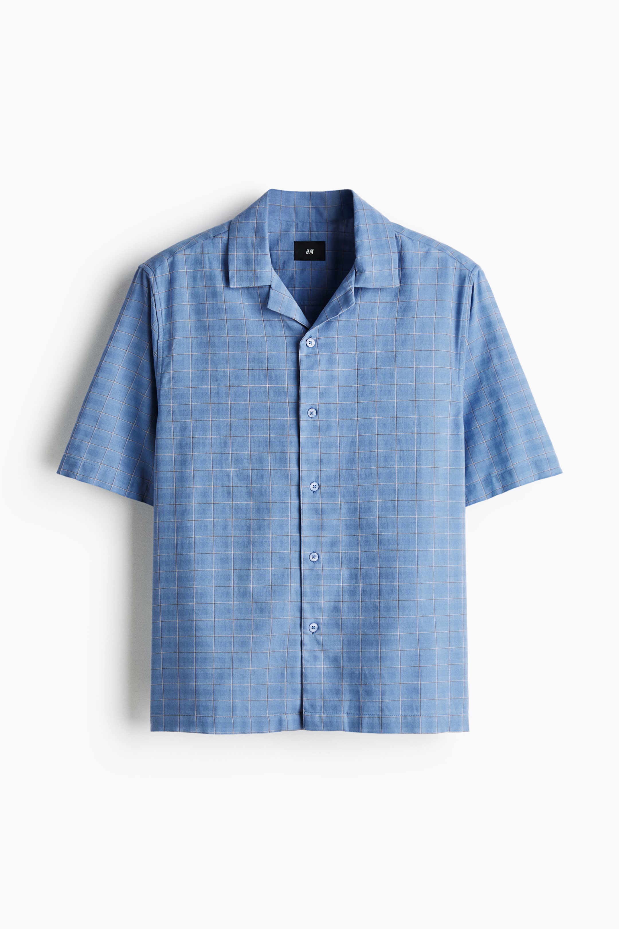 Xem ảnh lớn hơn: Áo sơ mi tay ngắn màu xanh, chụp chính diện (FRONT), có họa tiết kẻ ô (windowpane check), cổ revere và hàng cúc trước kéo dài toàn bộ với cúc màu xanh đồng bộ.