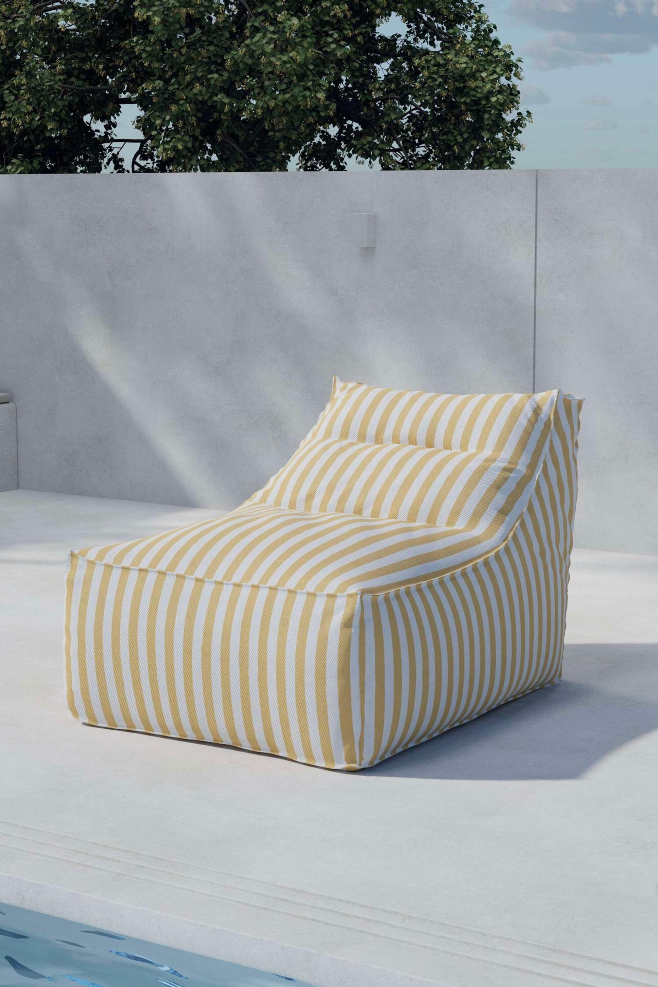Agrandir l'image: Un pouf est présenté avec un tissu texturé à rayures verticales blanches et jaune pâle. Il est doté d'une base rectangulaire et d'un dossier incliné, avec sa face avant et son côté gauche visibles.