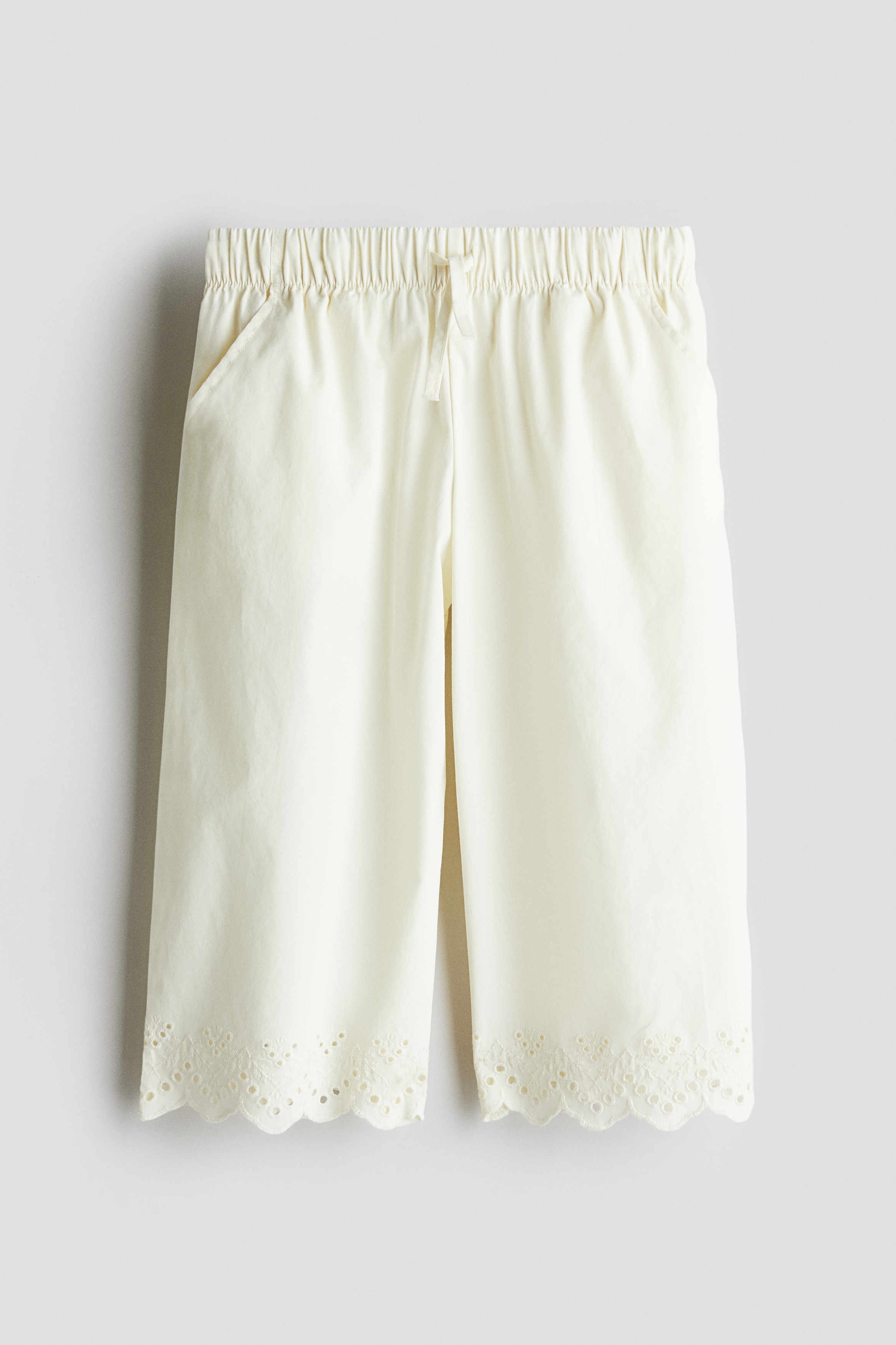 Pantalon court avec broderie anglaise - Crème/Rose poudré/Bleu marine