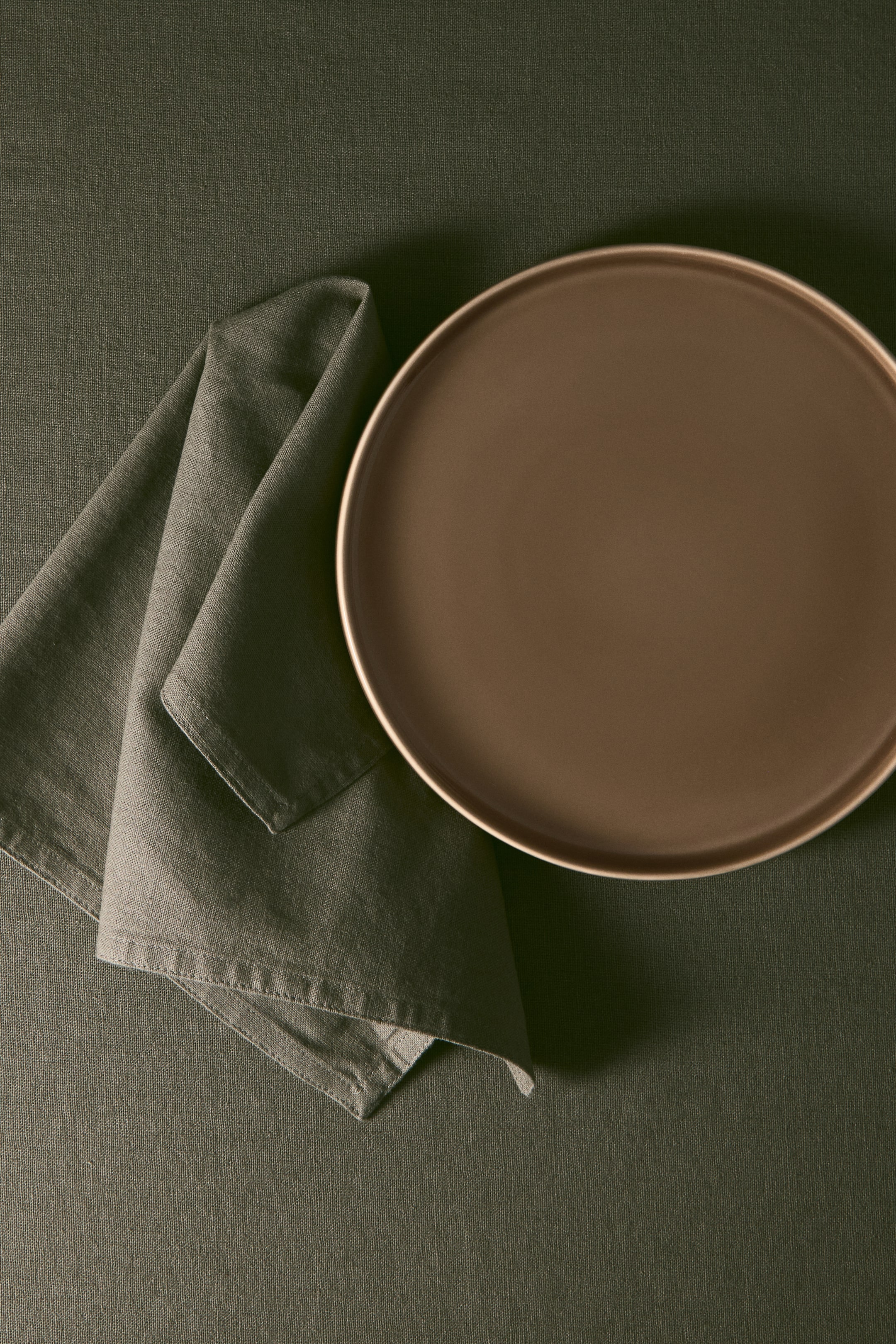 Ver imagen más grande: Pack de 2 platos llanos de gres - Marrón - HOME | H&M ES 1