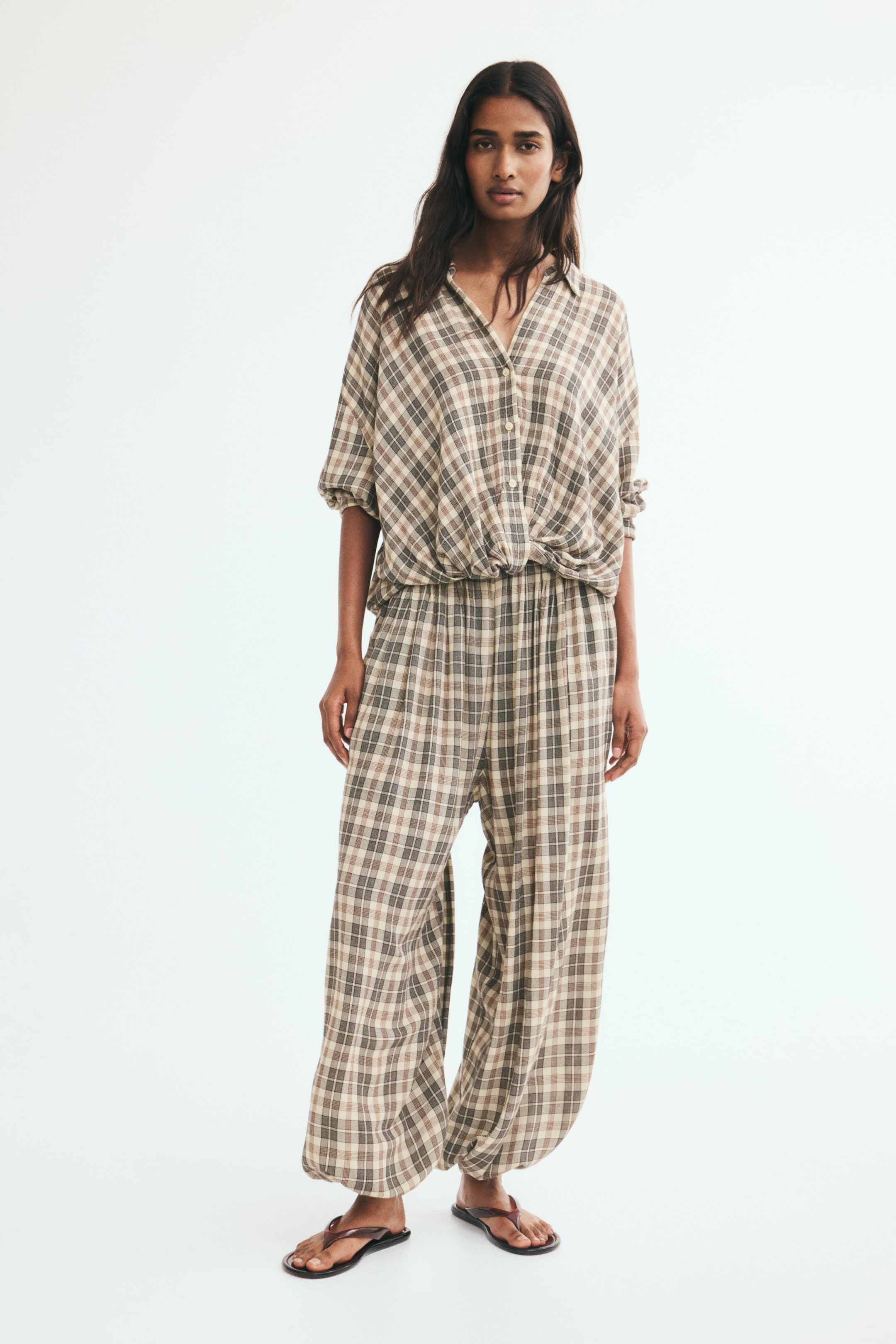 View larger image: Viscose balloon trousers - Light dusty beige/Checked - Ladies | H&M IN 1