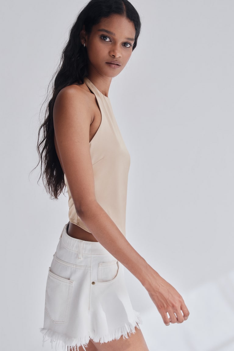 Asimetrični top s halter izrezom