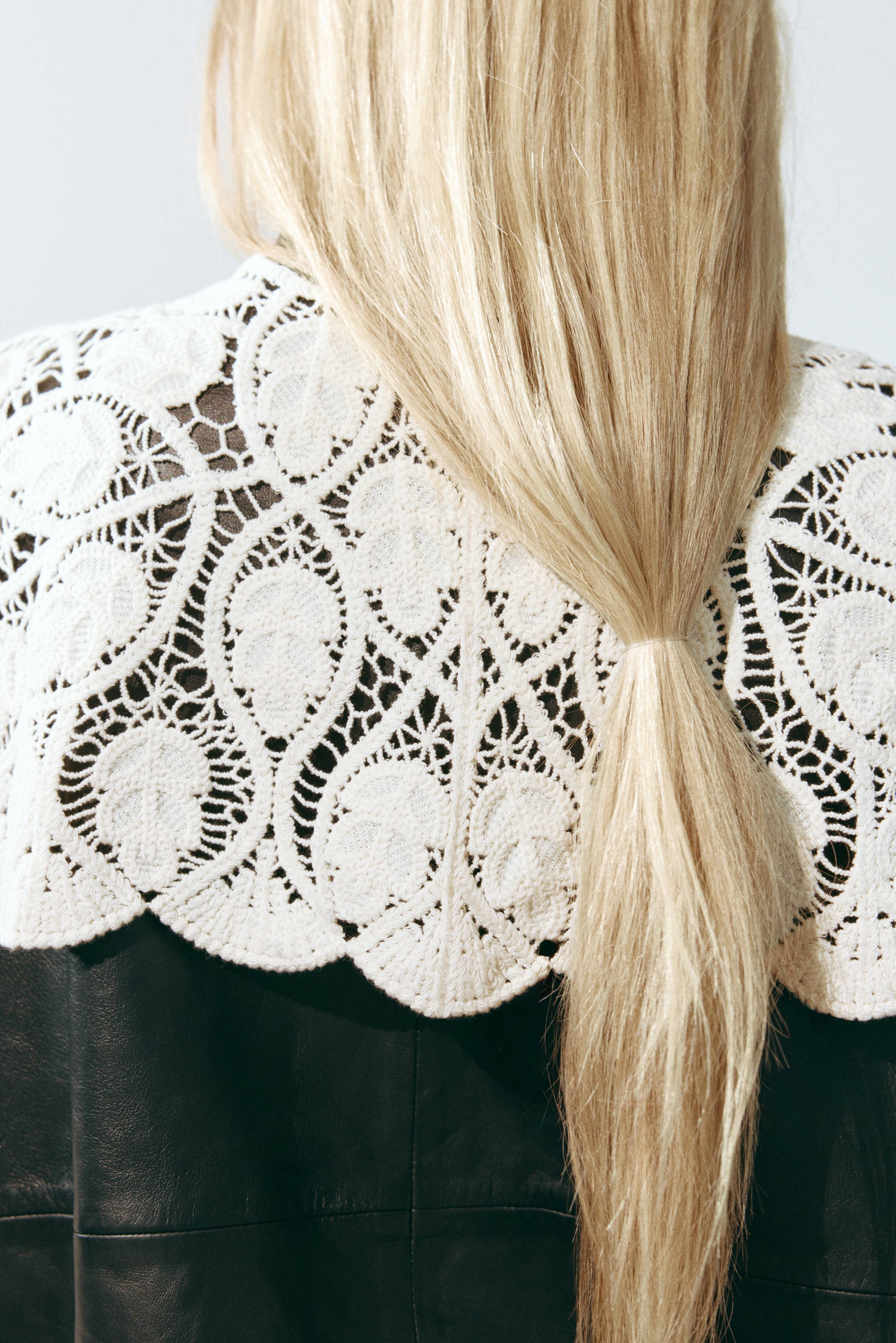 Crochet-look knitted scarfModel