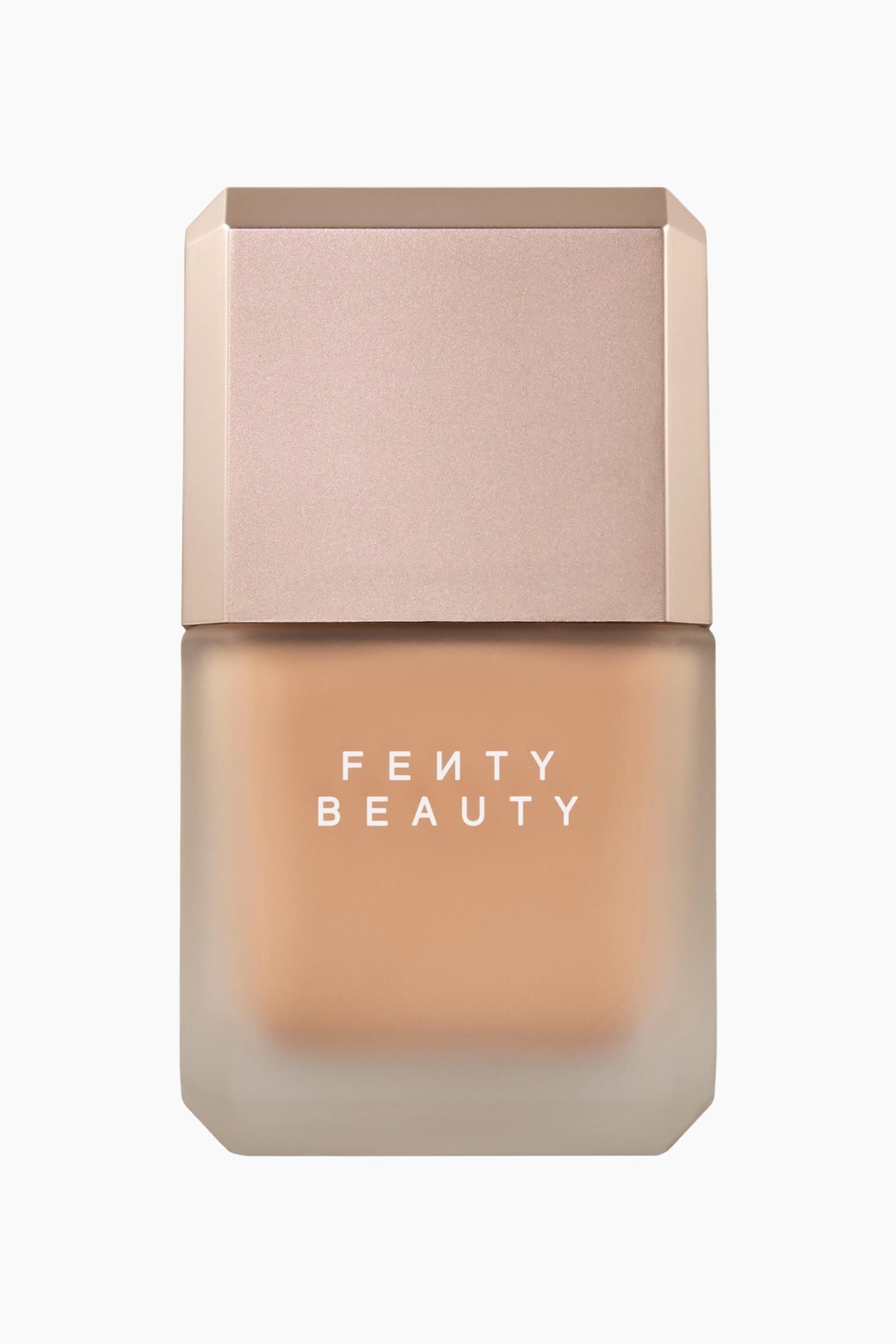 Visa större bild: Pro Filt'r Fluid Flex Matte Longwear Foundation står vänd rakt framåt och visar en frostad glasflaska med ett ljust roséguldfärgat, fasettslipat metallock. Flaskan visar en medium-tan nyans av flytande foundation inuti och har den vita "FENTY BEAUTY"-logotypen tryckt över framsidan.