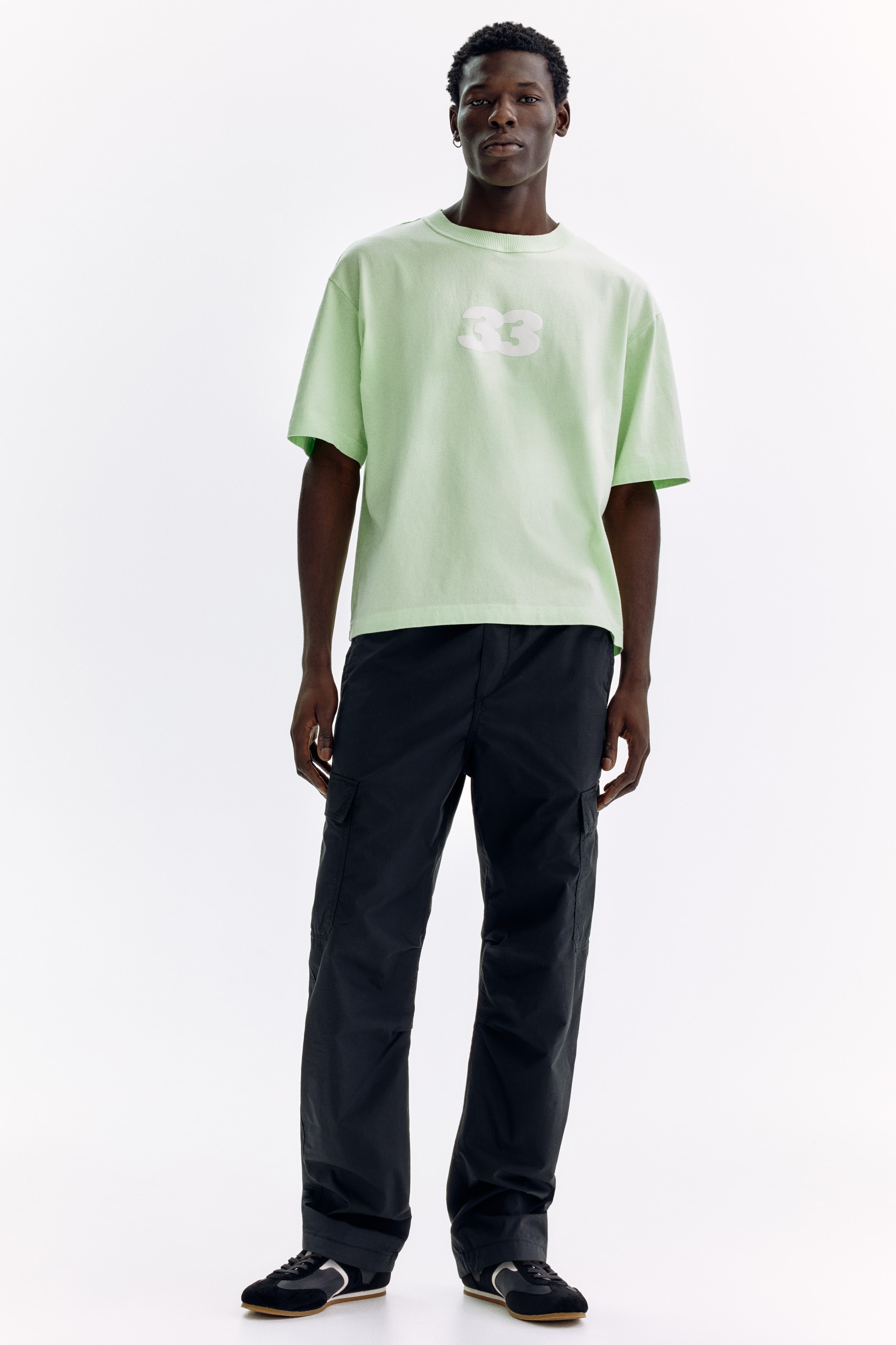 Regular Fit Cargo trousersModel