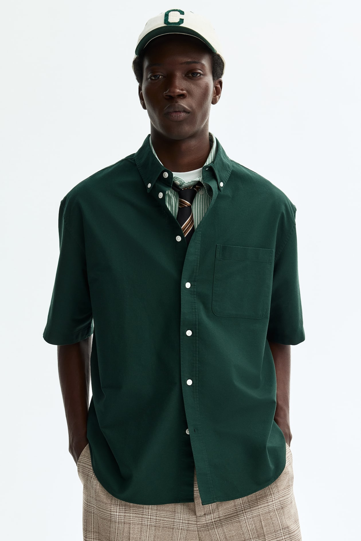 H&M Kurzarm-Oxfordhemd im Relaxed Fit (Dunkelgrün) für nur 9,99 € statt 19,99 €!