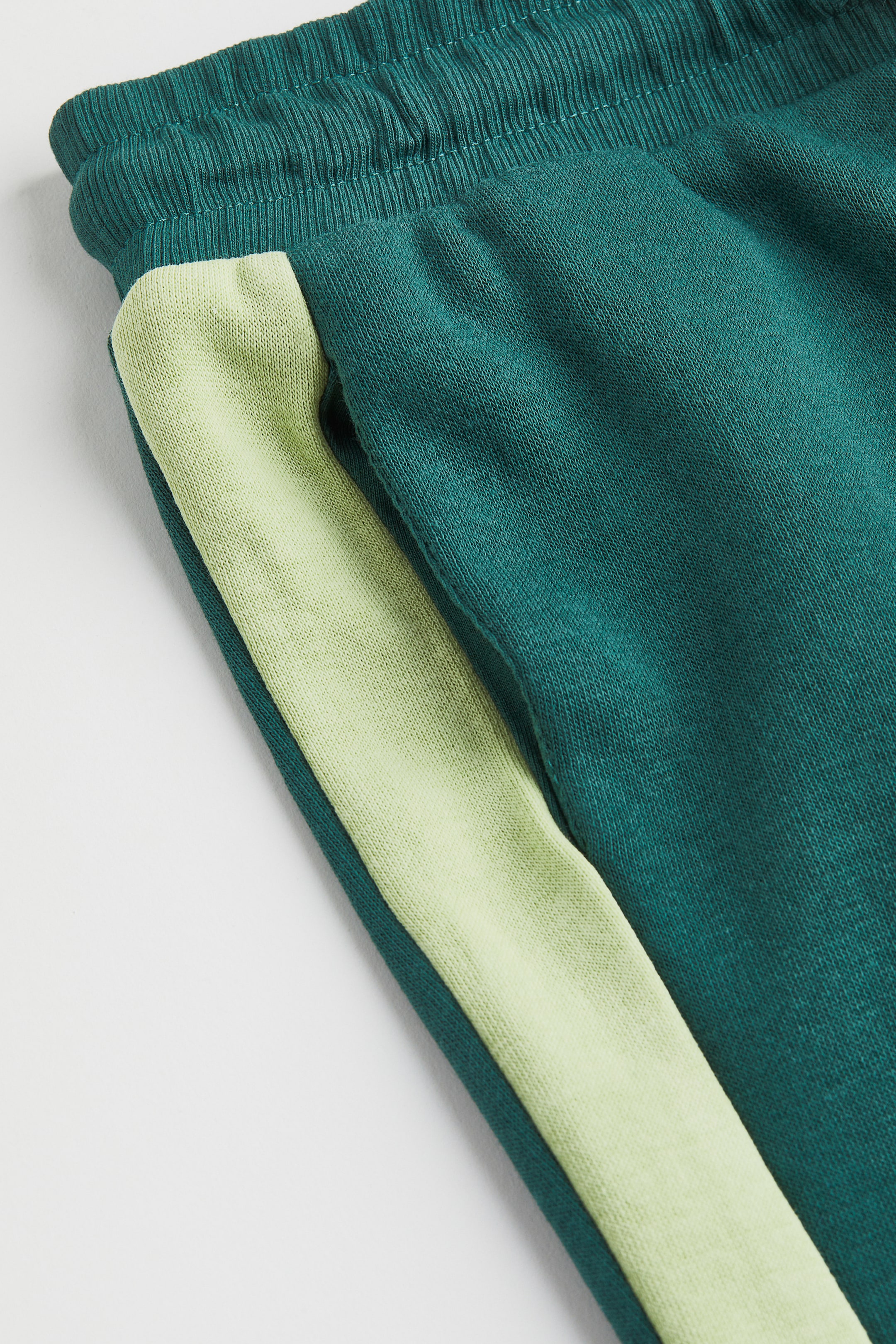 Xem ảnh lớn hơn: Quần jogger - Màu xanh lá đậm/Khối màu - Kids | H&M VN 2