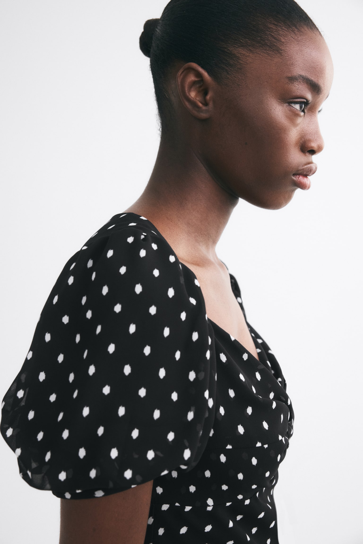 Женское платье H&M Puff-Sleeved Maxi, цвет: Чёрный / В горошек — фото 3