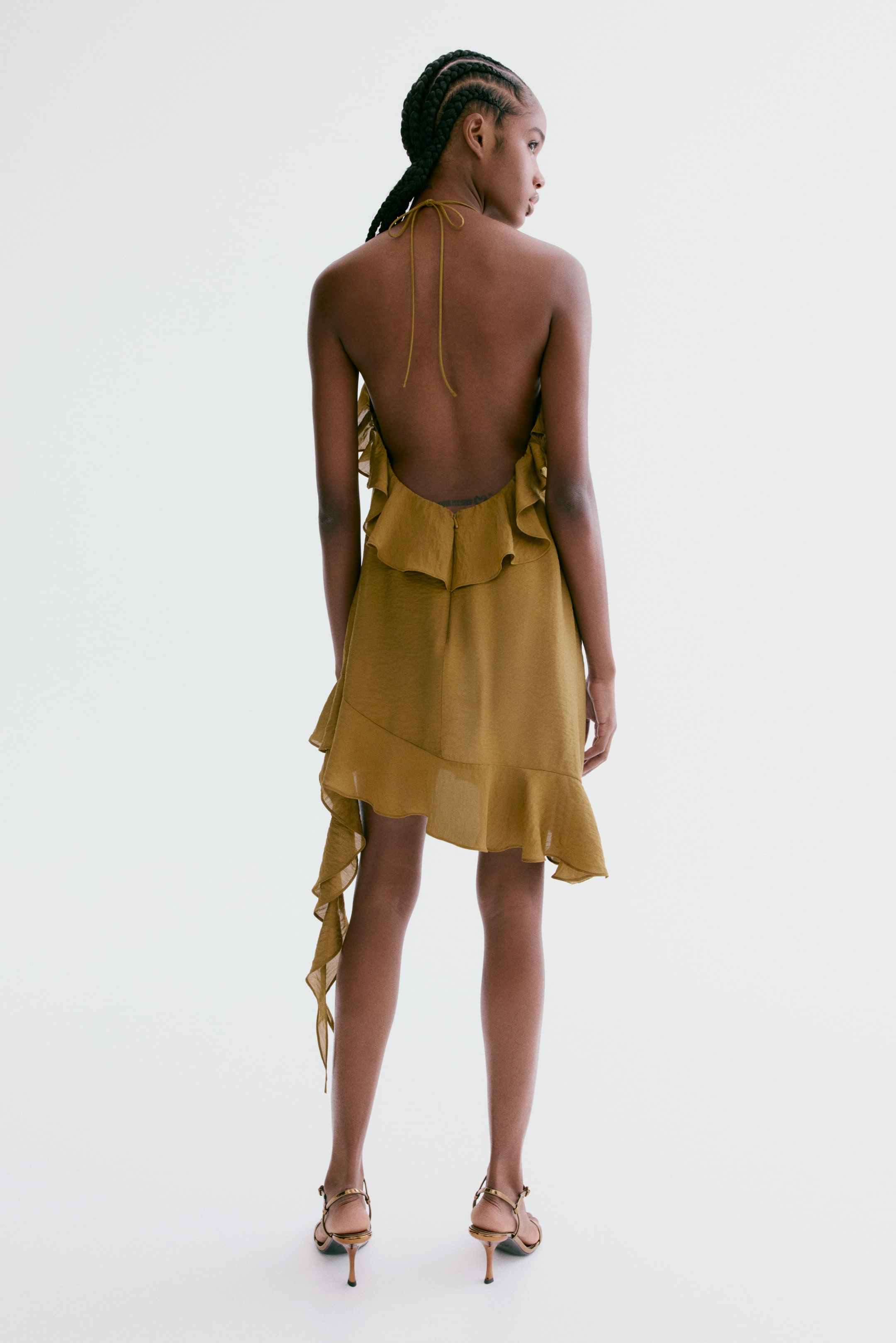 Robe dos nu à volants