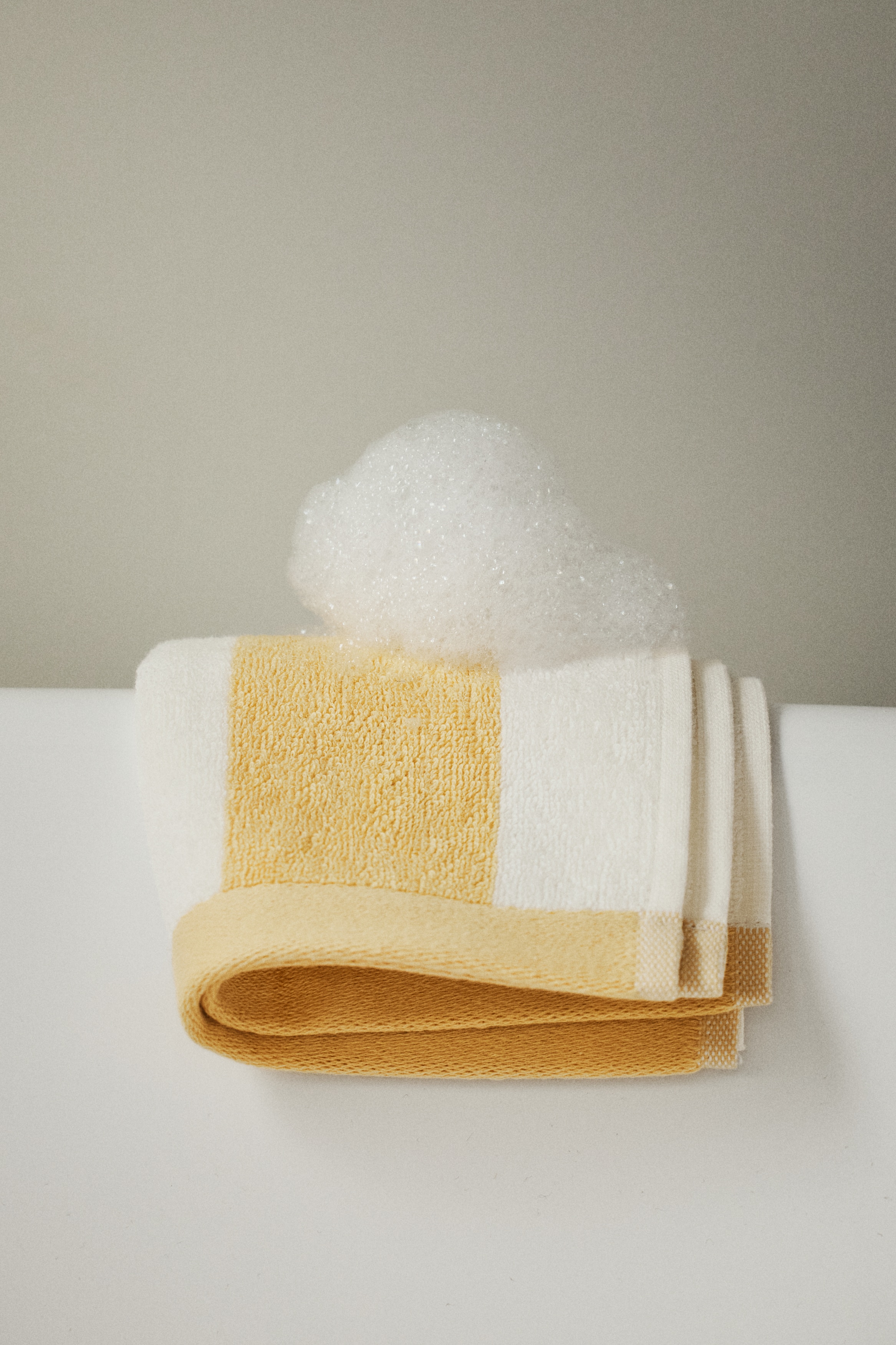 Ručník pro hosty z pruhovaného bavlněného froté - Světle žlutá/proužky/Tmavě hnědá/proužky/Kouřově zelená/proužky/Tlumená hnědá/proužky/Pudrově růžová/proužky/Světlá hnědošedá/proužky/Tmavě zelená khaki/pruhovaná/Námořnická modř/proužky/Tlumená bleděmodrá/proužky/Vínová/proužky/Světle zelená khaki/proužky/Šedá/proužky/Černá/proužky