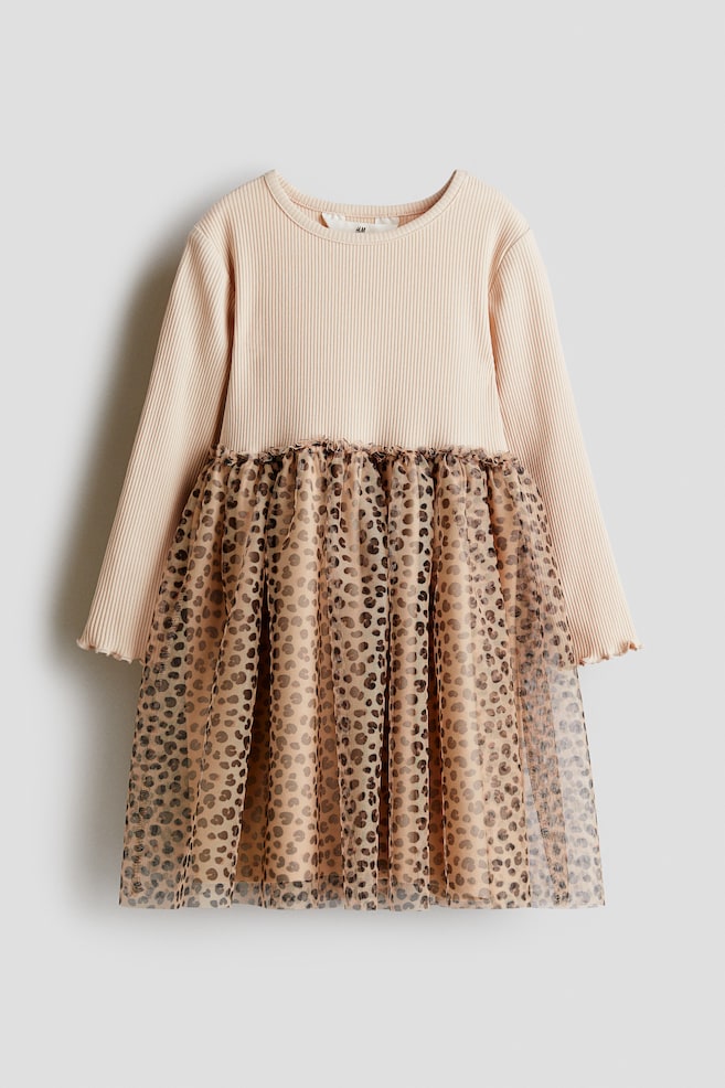 Un vestido de manga larga se presenta en el FRENTE, con un top de jersey acanalado de color beige claro, con un escote redondo y mangas largas. Una costura fruncida con un sutil volante conecta el top con una falda en capas, que muestra una superposición de tul transparente con un estampado de leopardo marrón oscuro sobre un forro sólido de color beige claro. - 1
