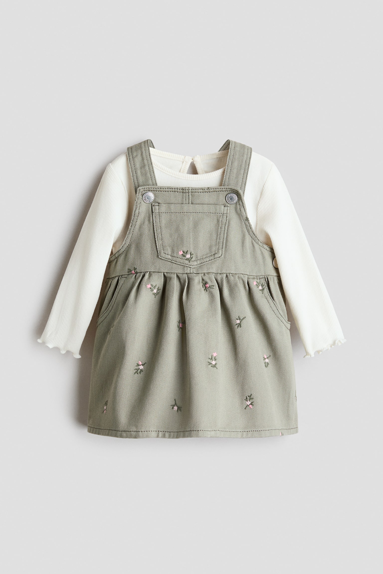 Conjunto de 2 piezas con vestido overol y top - Verde caqui/Floreado/Café/Floreado/Azul denim/Corazones/Rosa claro/Corazones