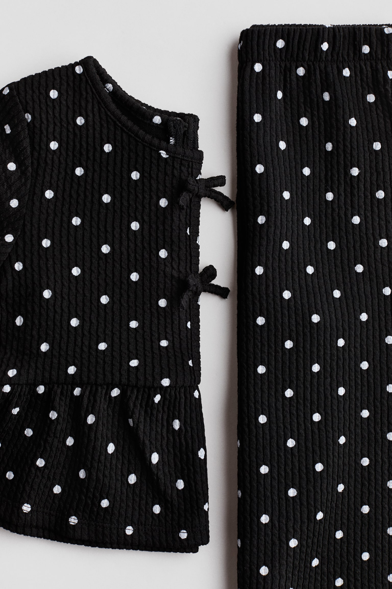 Dvodelni komplet od reljefnog žerseja - Crna/tufnice/Krem/cvetni dezen - 2