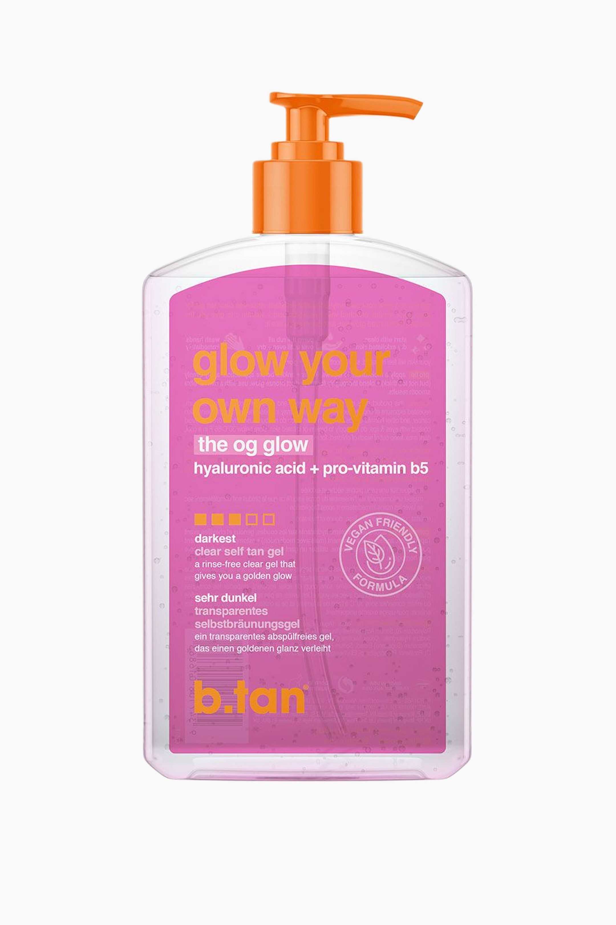 Näytä suurempi kuva: Kirkas, neliönmuotoinen muovipullo sisältää pinkkiä geeliä, jonka päällä on oranssi pumppumekanismi. Sen pinkissä etiketissä lukee "glow your own way," "the og glow," ja "b.tan" oranssilla ja valkoisella tekstillä sekä 'vegaaninen koostumus' -merkki.