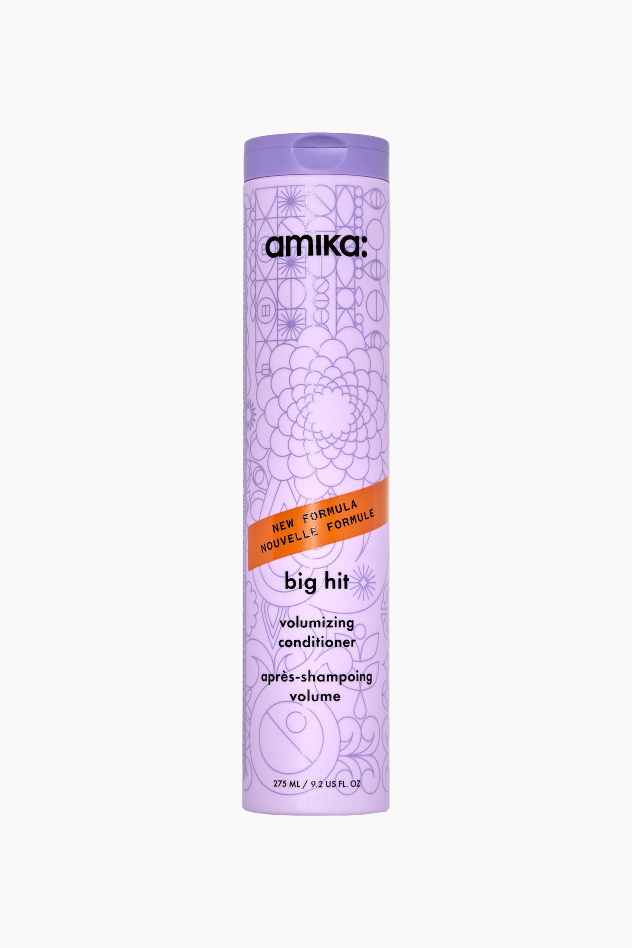 Se større billede: En høj, cylindrisk lavendelfarvet flaske med Amika Big Hit Volumizing Conditioner står oprejst og har indviklede tone-i-tone lilla geometriske og florale linjetegninger. Den frontvendte flaske har en ensfarvet lilla flipkapsel, et sort "amika:"-logo og et diagonalt orange banner med teksten "NEW FORMULA / NOUVELLE FORMULE" over produktnavnet.