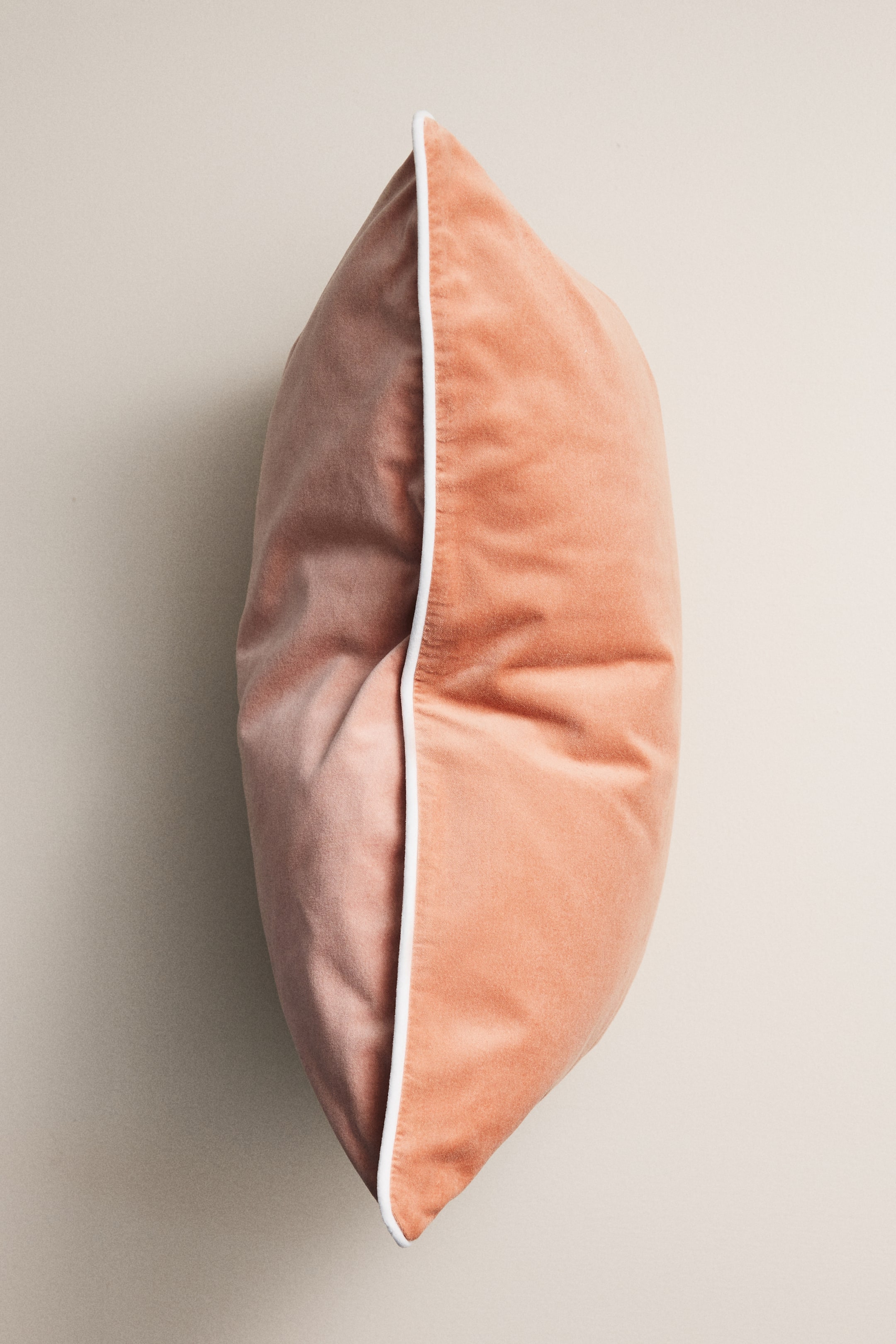 Prikaži veću sliku: Jastučnica od somota s ukrasnim paspulom - Stara ruža/prašnjavoružičasta - Home All | H&M RS 1