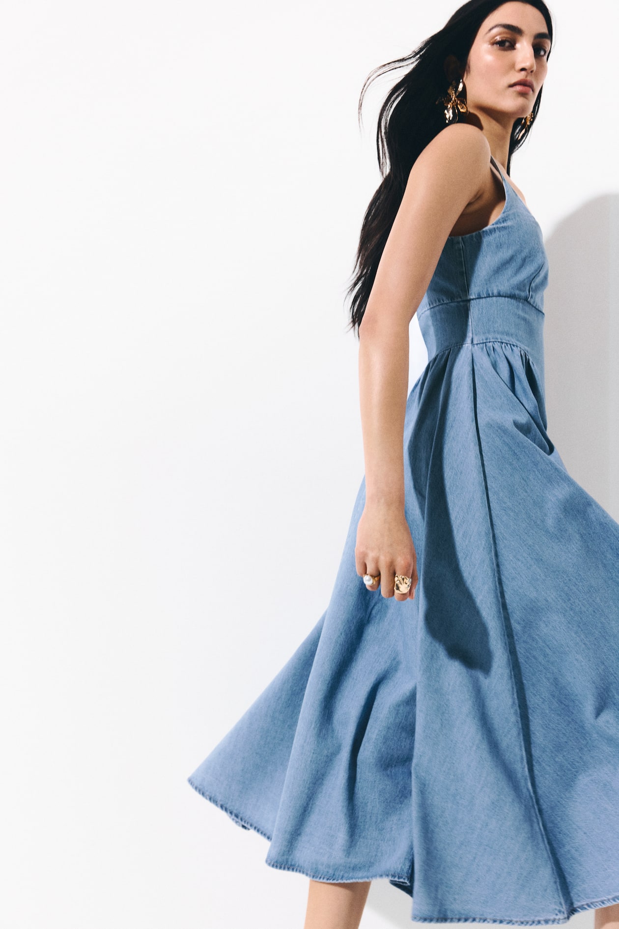 Flared-skirt denim dress - image 4