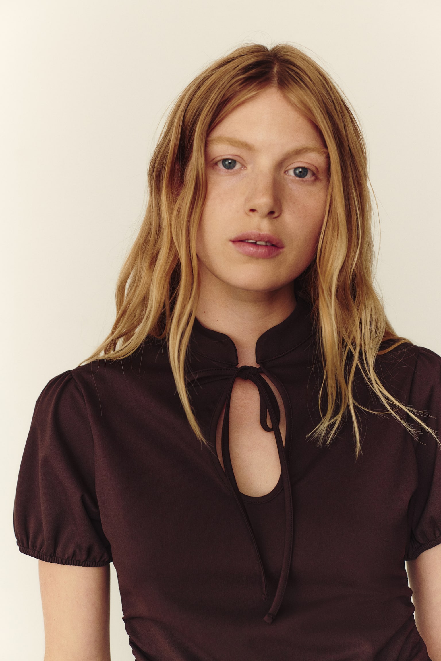 Женский топ H&M Puff-Sleeved Keyhole Top, цвет: Тёмный коричневый — фото 3