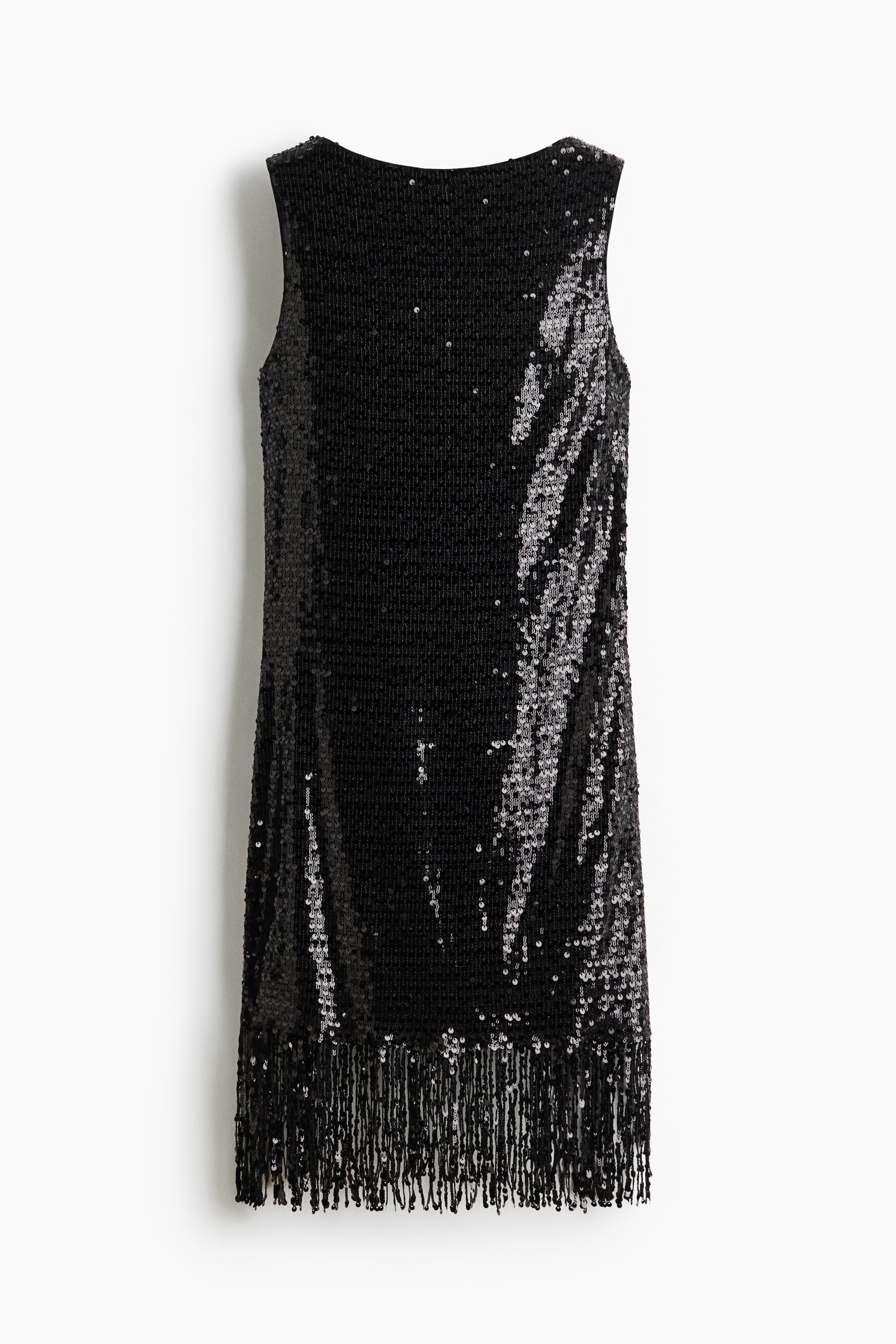 Agrandir l'image: Une courte robe noire sans manches est présentée de face, avec une silhouette ajustée recouverte de sequins noirs scintillants. La robe présente un délicat col bateau et de longues franges pailletées tombant le long de l’ourlet inférieur.