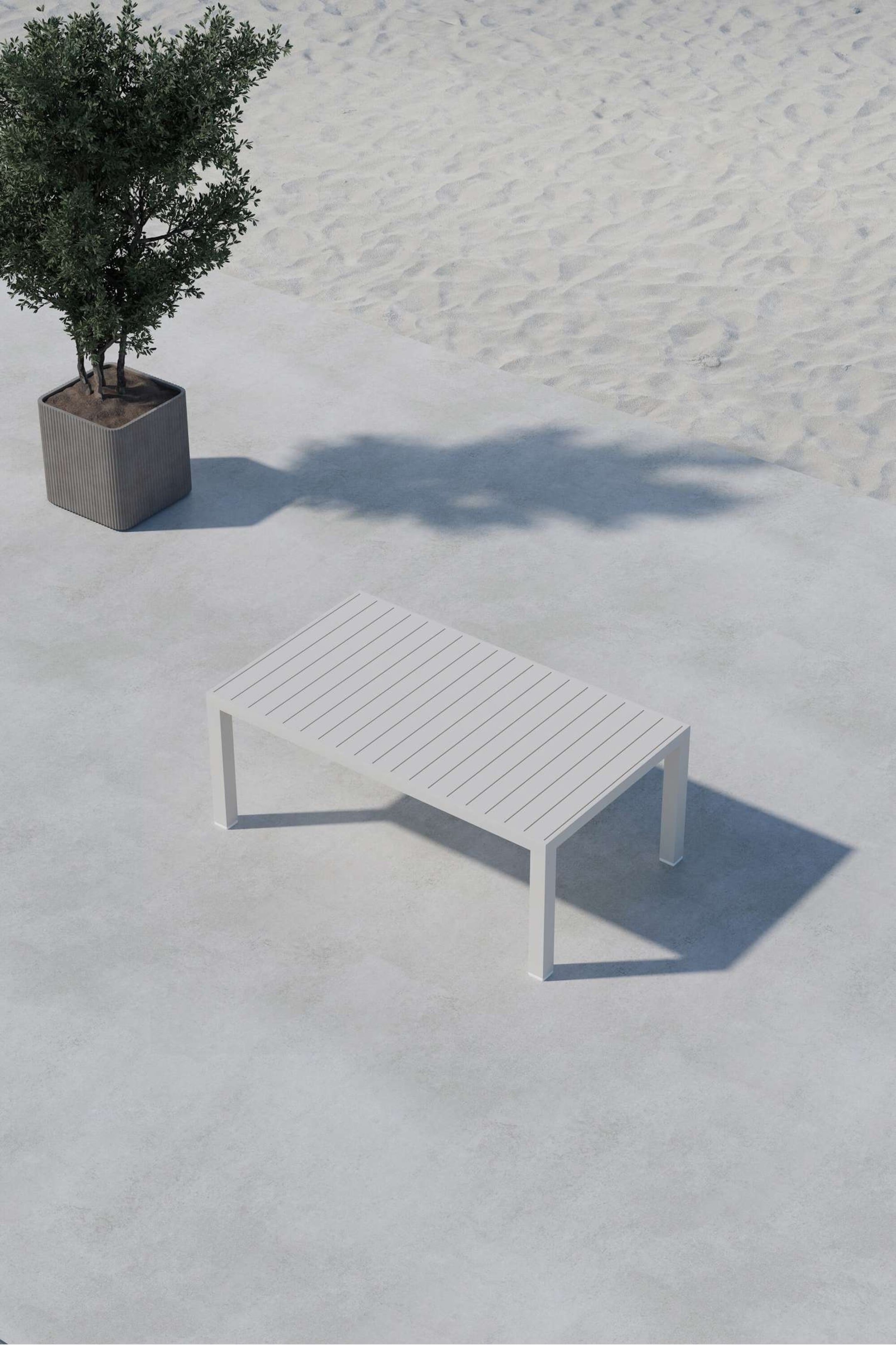 Visualizza immagine più grande: Il tavolo rettangolare bianco presenta un piano a doghe e quattro gambe rettangolari, mostrato da una prospettiva dall'alto leggermente angolata.