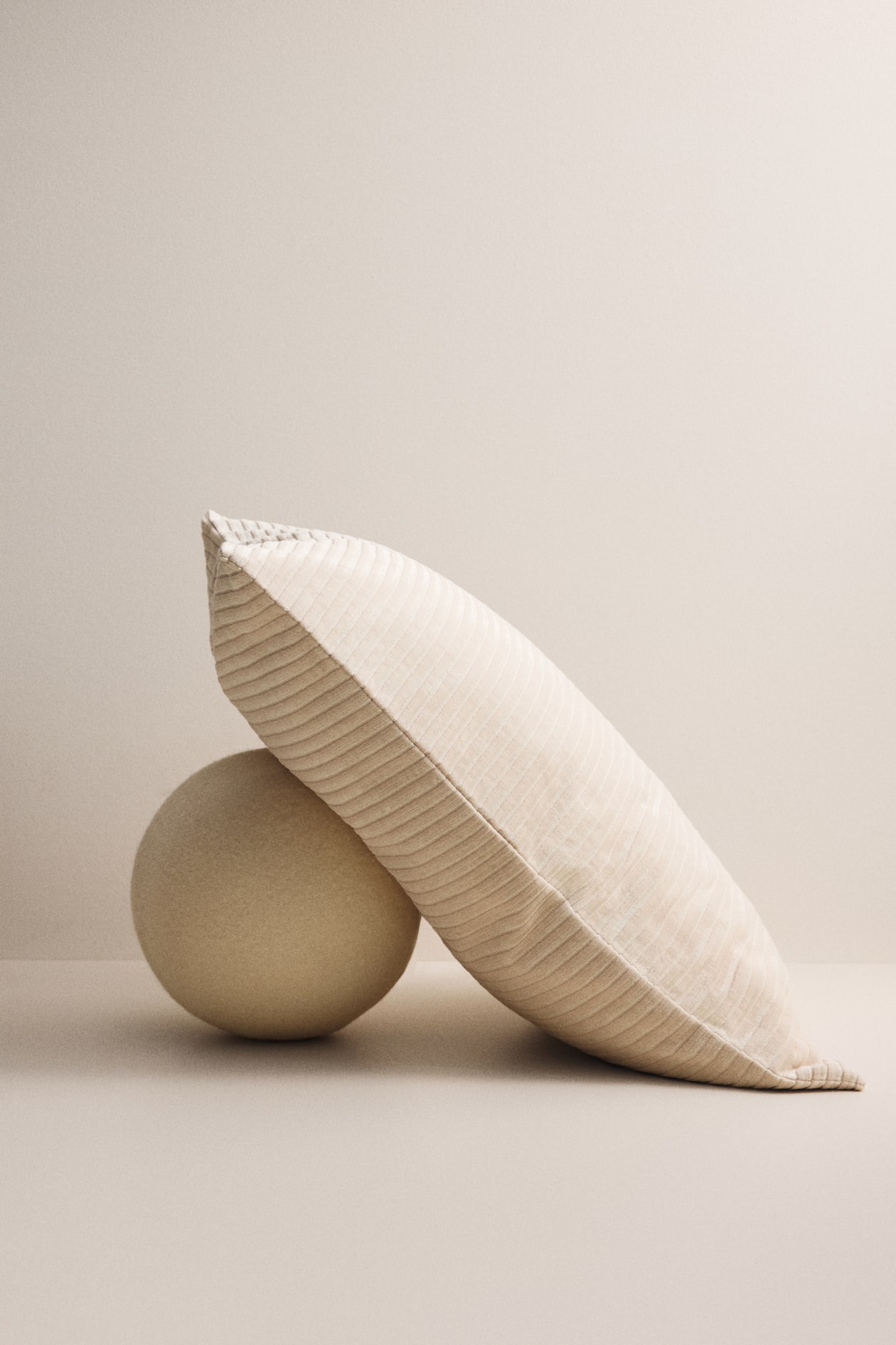 Housse de coussin en velours côtelé - Cream - Home All | H&M FR