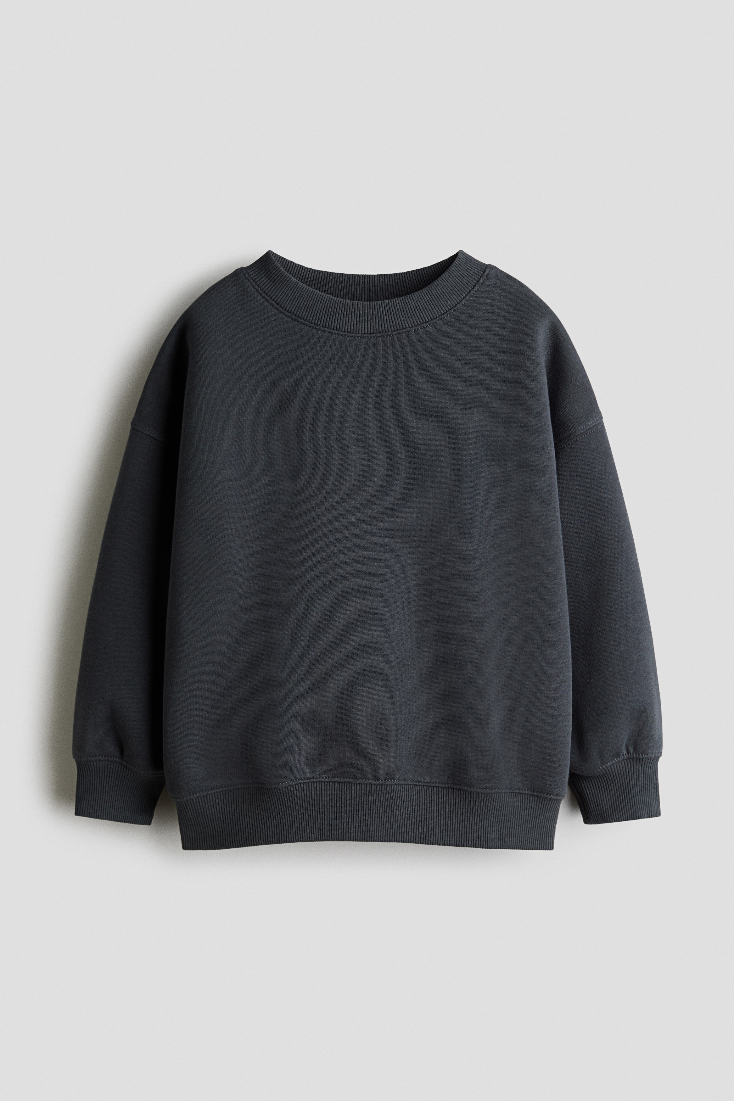 Oversized Sweatshirt mit angerauter Innenseite.Modell