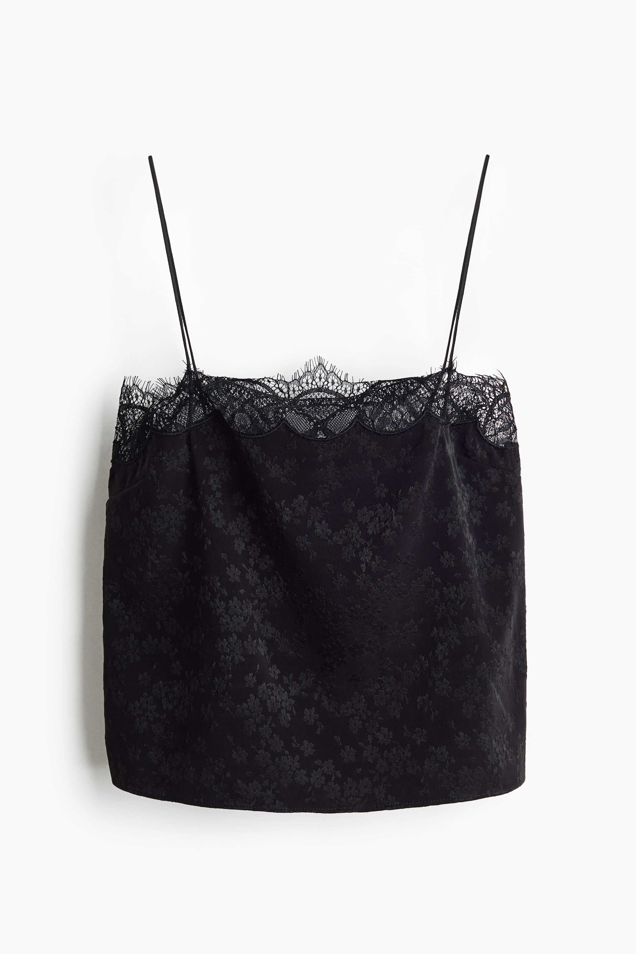 Ver imagen más grande: Un top camisola negro se presenta de frente, con finos tirantes tipo espagueti y un ribete de encaje festoneado a lo largo de su borde superior. La tela muestra un sutil patrón de jacquard floral.