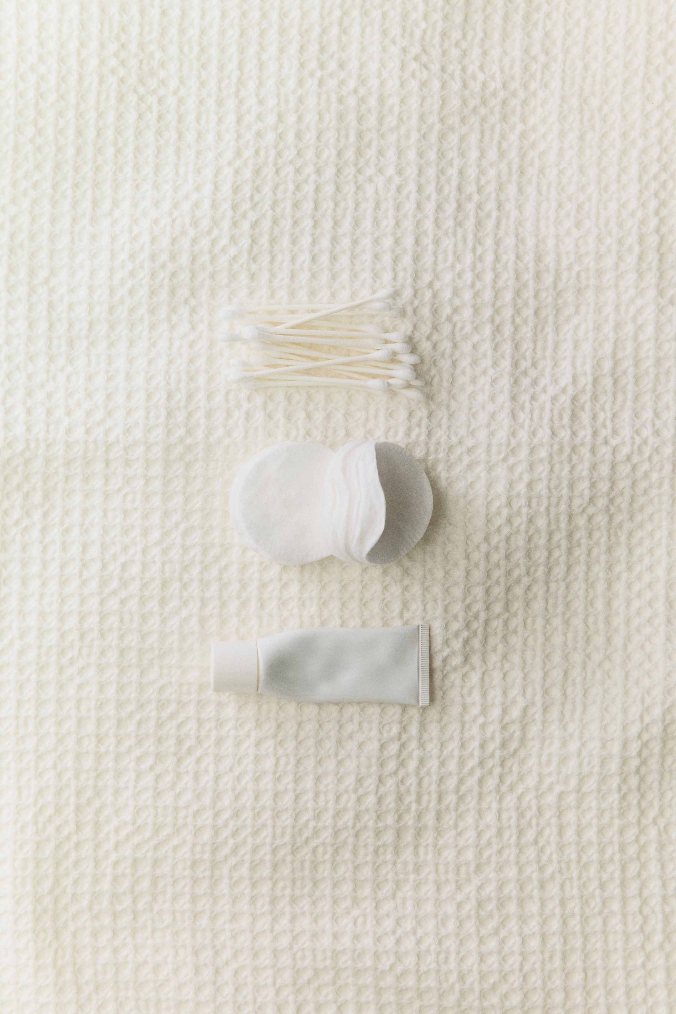 Visualizza immagine più grande: Un asciugamano per le mani presenta un colore bianco sporco e una distintiva trama a nido d'ape in cotone.