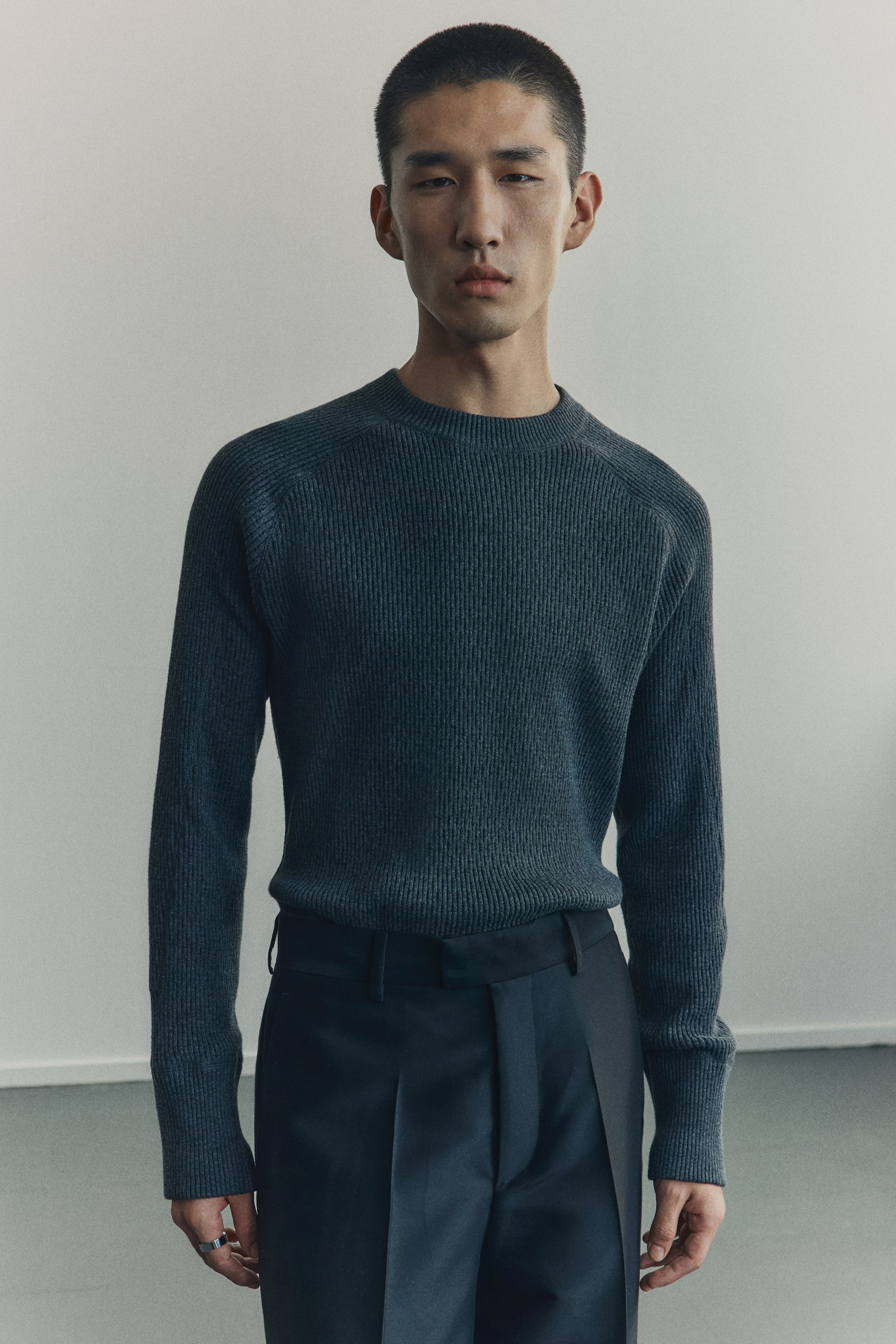 Größeres Bild anzeigen: Rippstrickpullover aus Baumwolle in Regular Fit - Dunkelgrau - Men | H&M AT 1