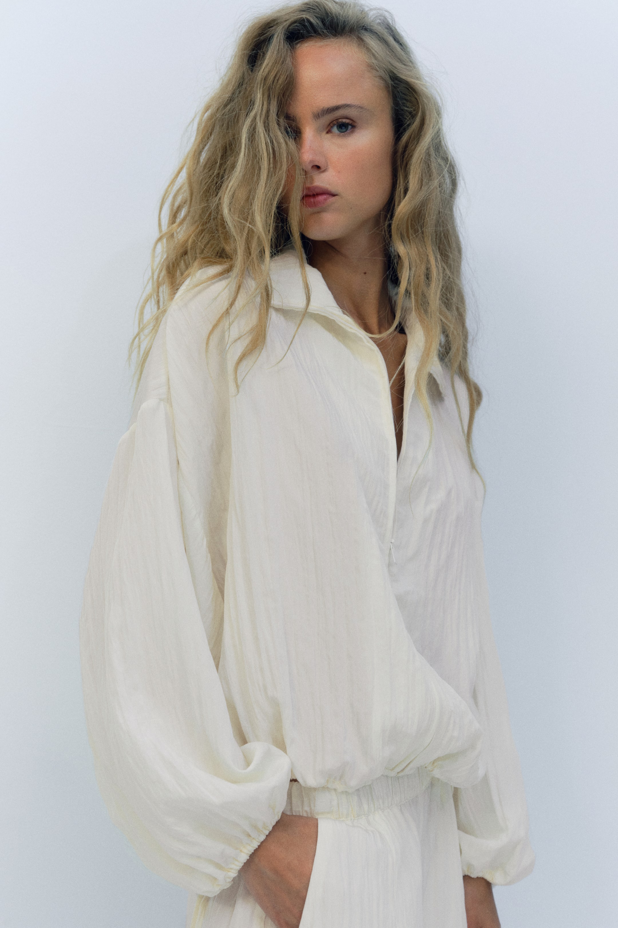 Женские куртки H&M Crinkled Drawstring-Detail Jacket — фото 3