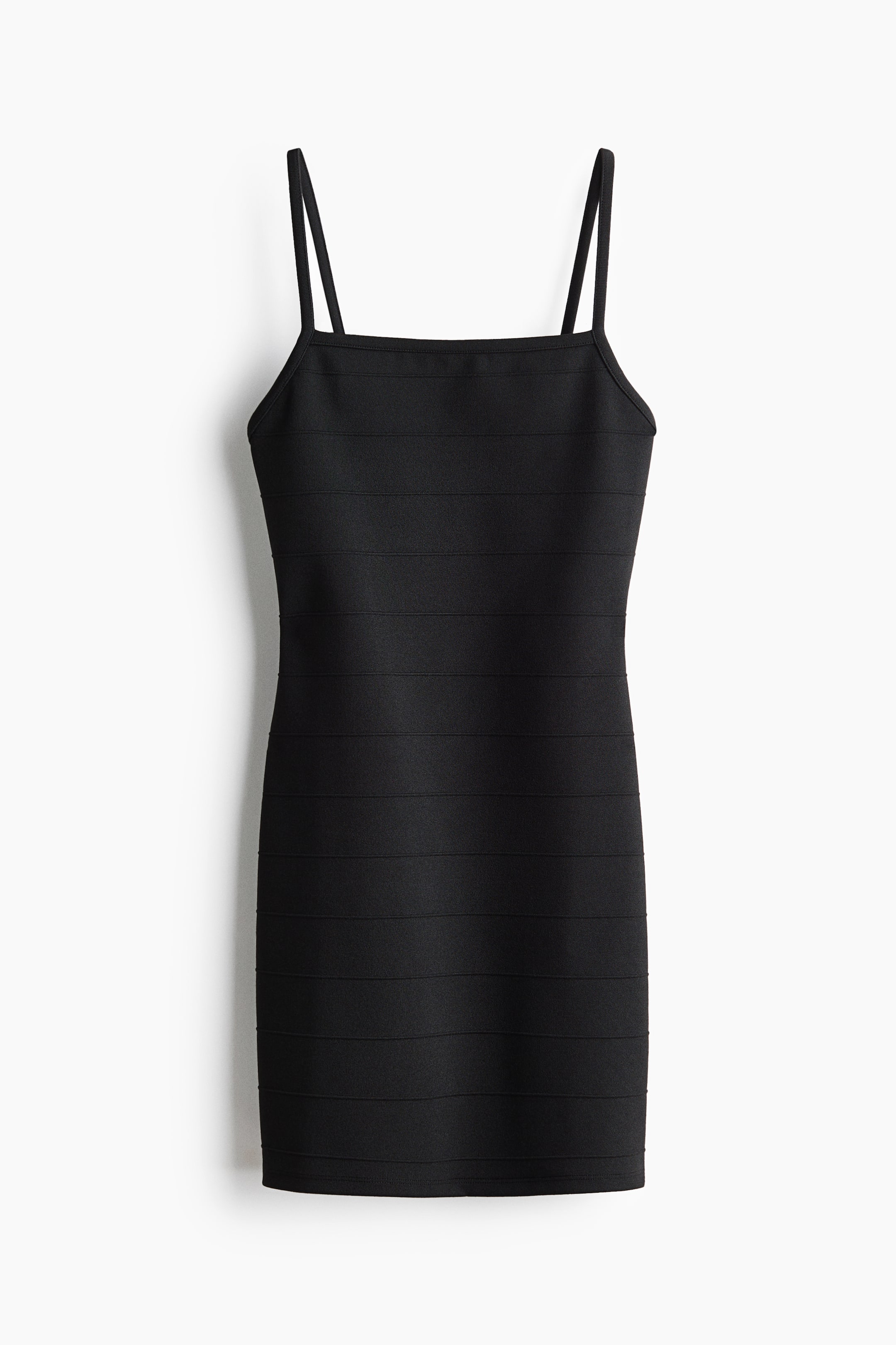 Agrandir l'image: Une mini-robe bandage noire est présentée de face, avec une silhouette ajustée, un décolleté carré et de fines bretelles spaghetti. Des panneaux cousus horizontaux parcourent toute la longueur du vêtement, créant un motif texturé à bandes.