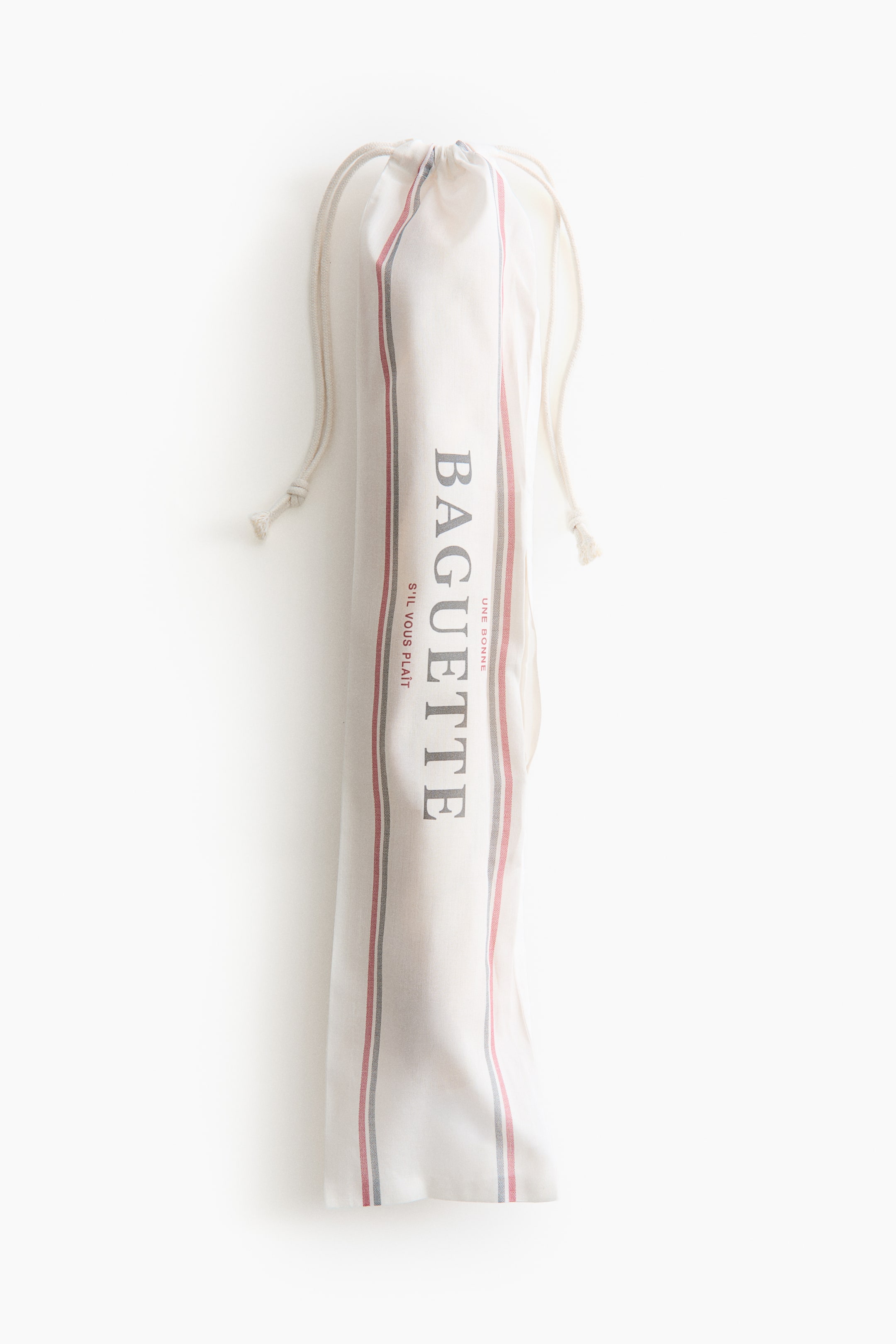 Se større billede: En cremefarvet baguettetaske står oprejst og viser lodrette røde og grå striber. Ordet "BAGUETTE" er trykt lodret i mørkegrå på forsiden, og en naturlig snor strammer toppen sammen.