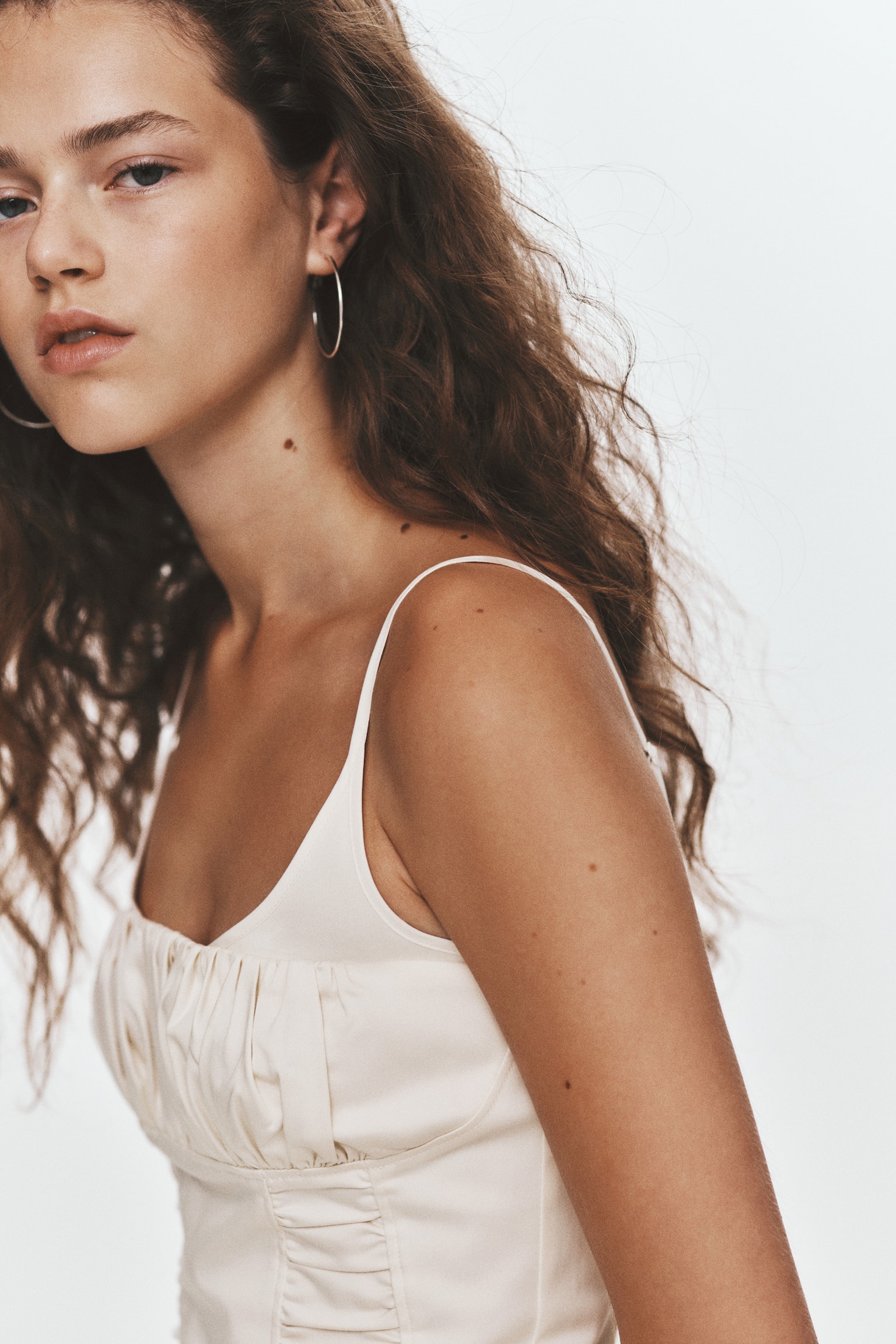 Женский топ H&M на тонких бретелях со сборками, цвет: Кремовый — фото 6