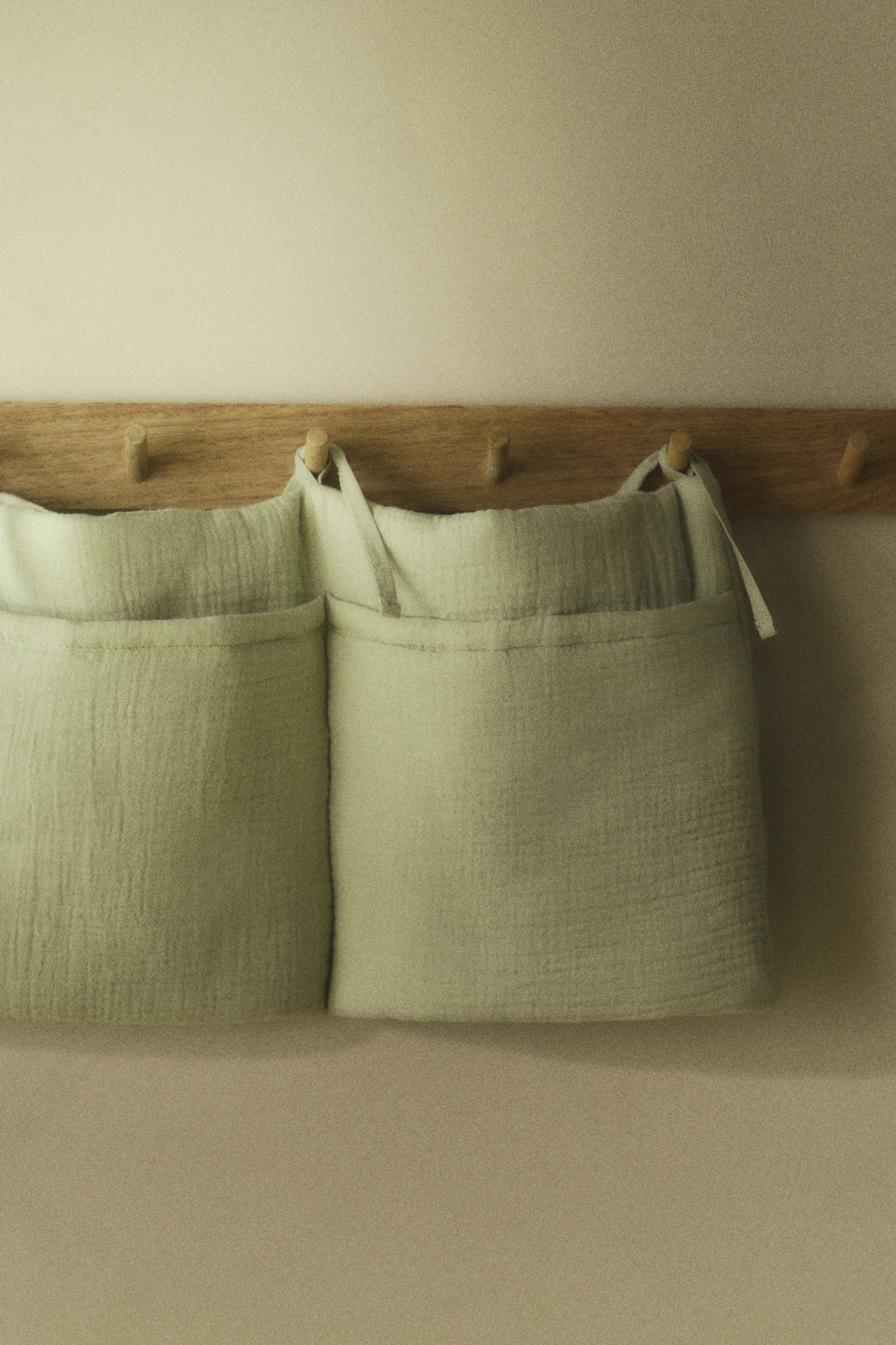 Arrumação para parede em musselina - Verde caqui claro/Bege claro/Rosa