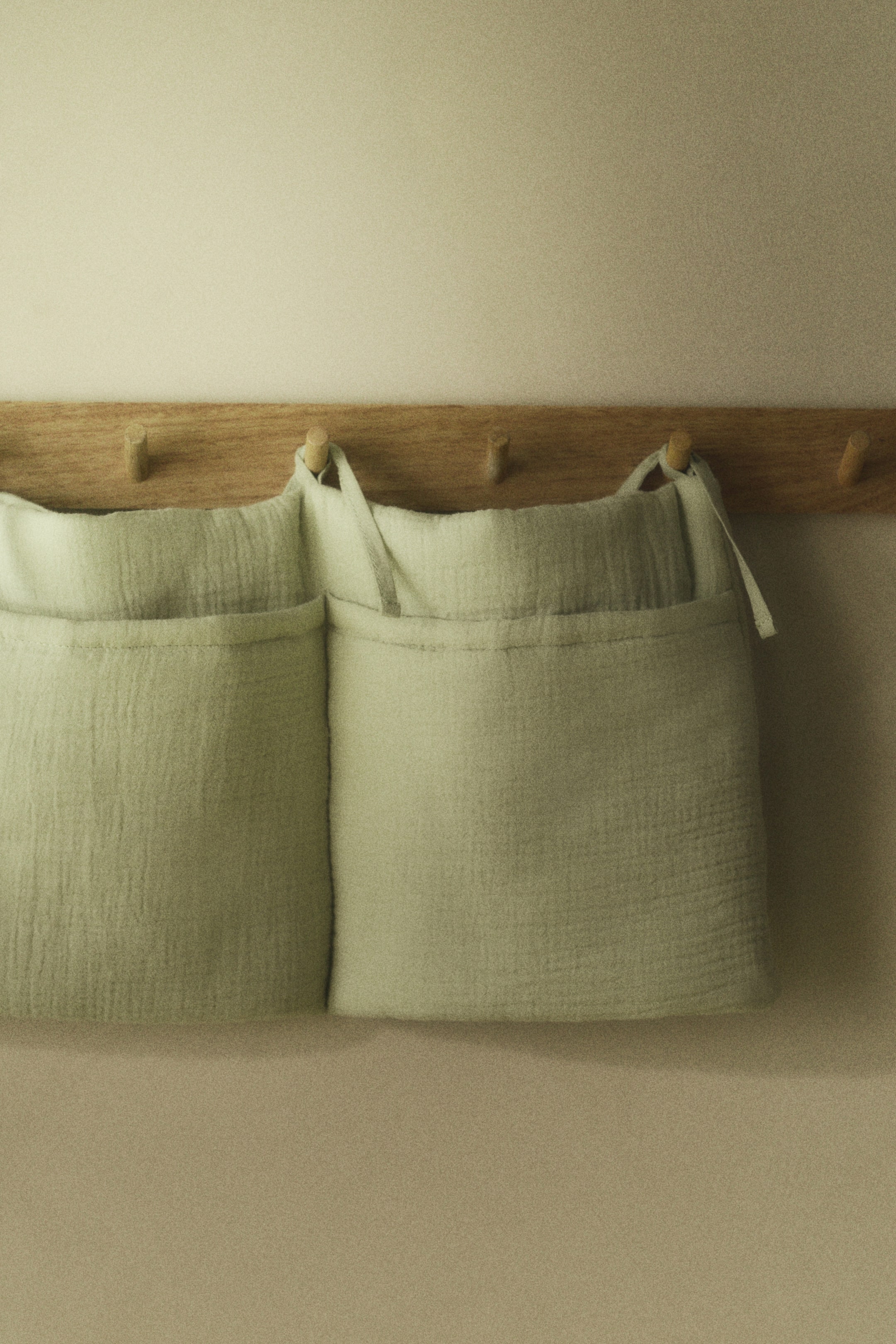 Προβολή μεγαλύτερης εικόνας: Επιτοίχια θήκη αποθήκευσης από μουσελίνα - Ανοιχτό χακί - Home All | H&M GR 1