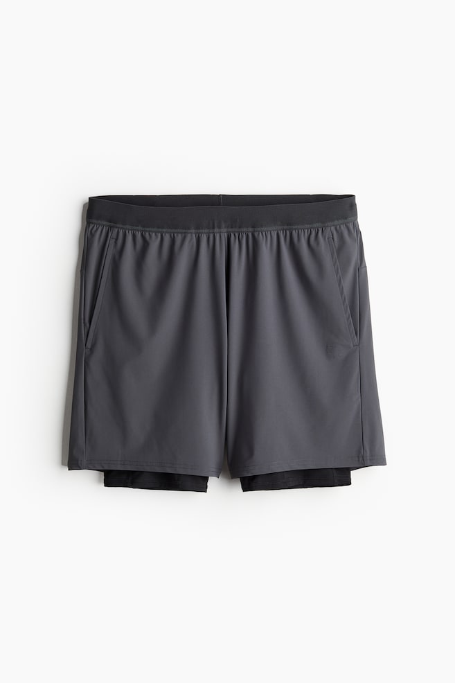 Calções de desporto médios 2 em 1 com DryMove™ - Cinzento escuro/Preto - 1