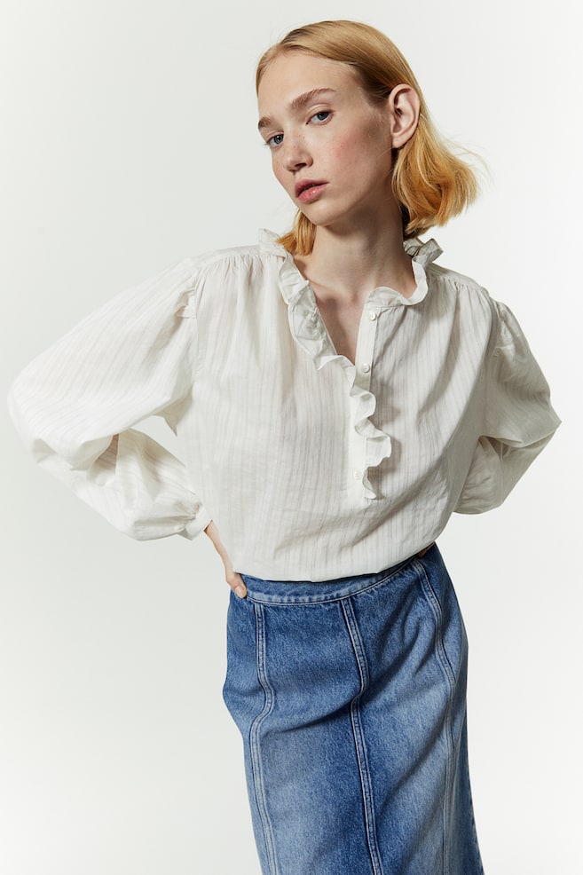 Volangkantet bluse i bomull - Cream/Blå/Stripet/Sort - 1
