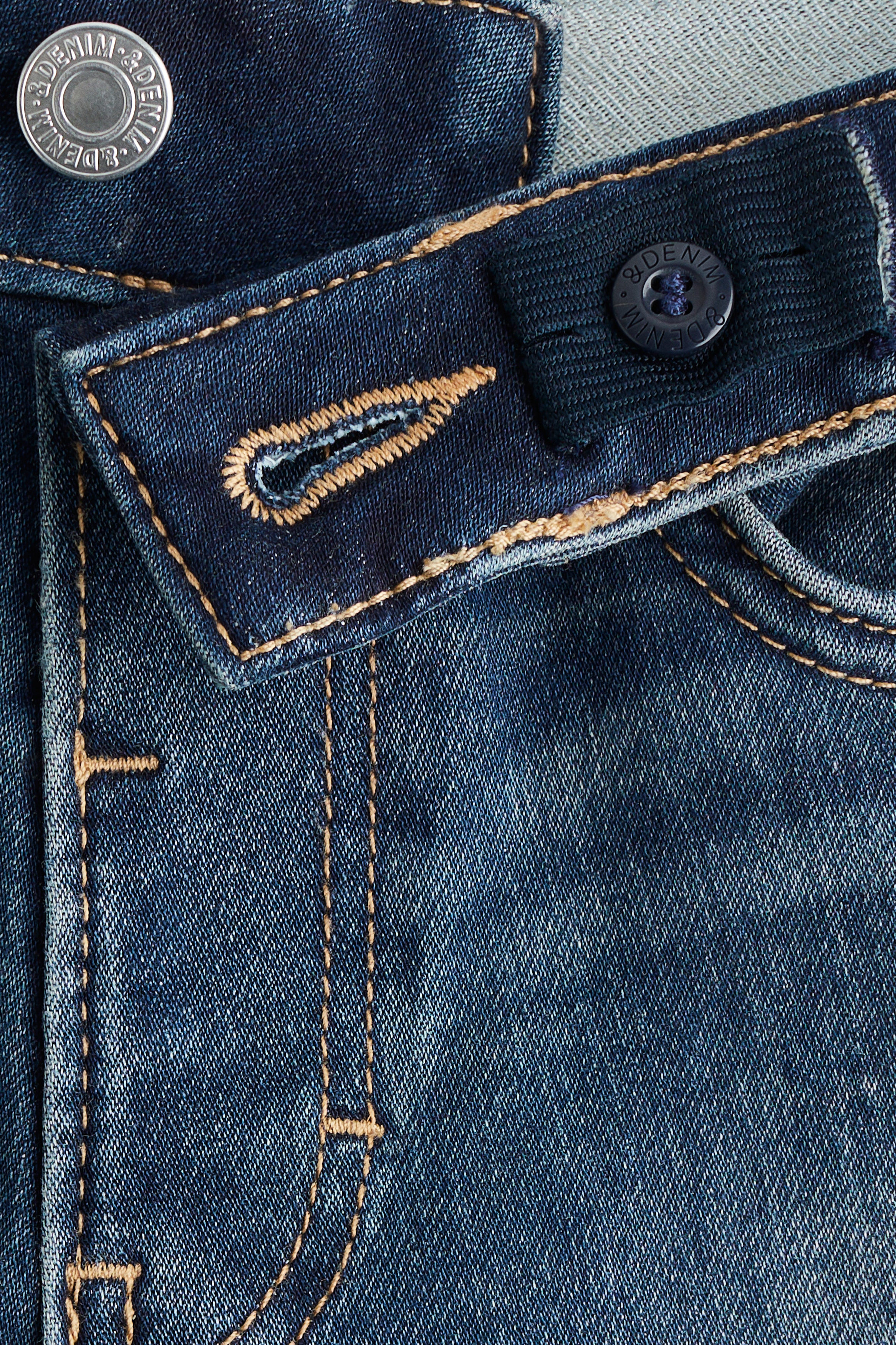 Relaxed Tapered Fit Jeans
