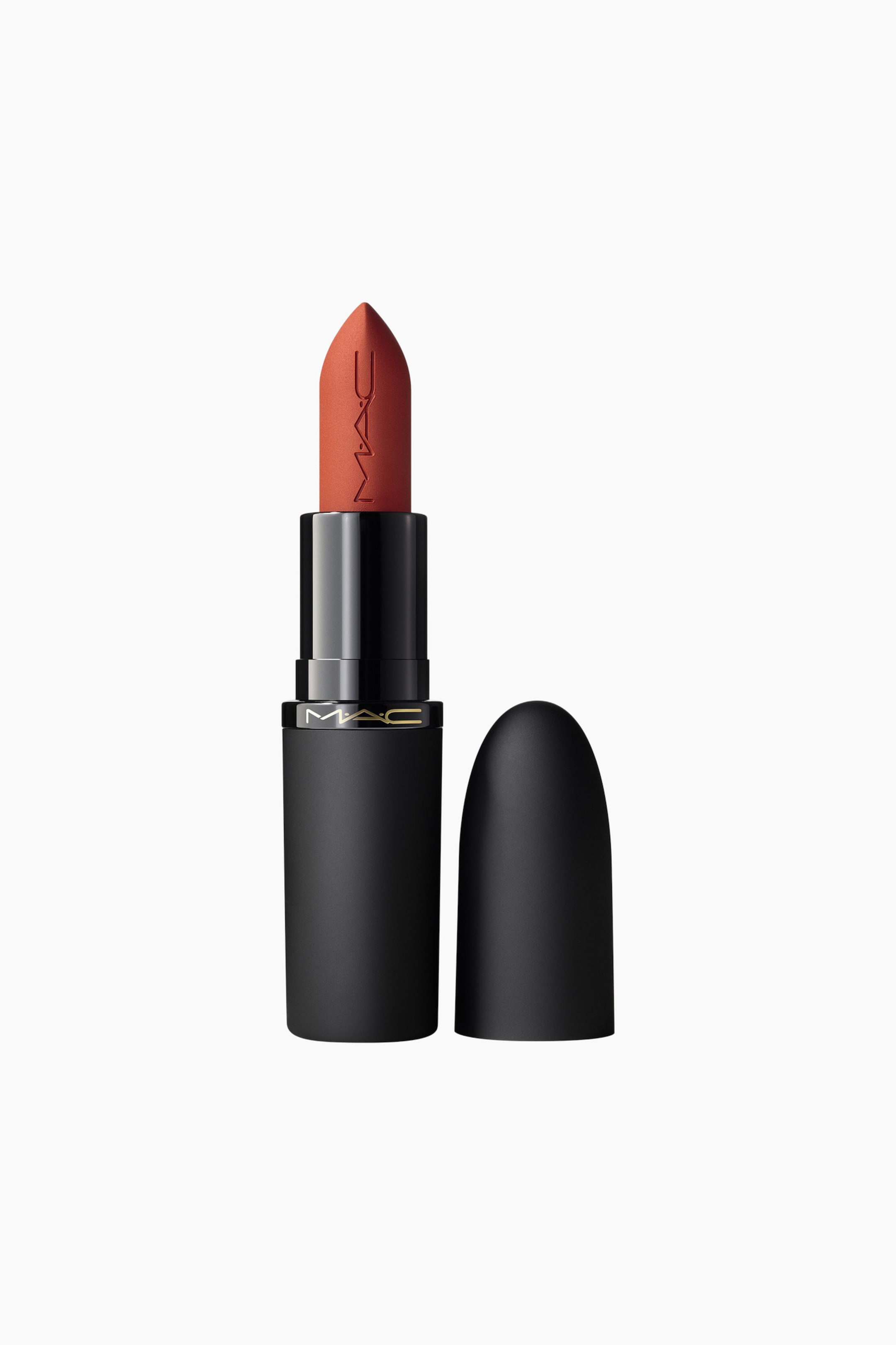 Visa större bild: Ett rödbrunt läppstift, präglat med en MAC-logotyp och avsmalnande till en spets, sträcker sig från ett matt svart fodral som står upprätt och är något vinklat åt höger, vilket visar en gyllene MAC-logotyp. Ett separat matt svart lock, med en rundad topp, ligger bredvid fodralet.