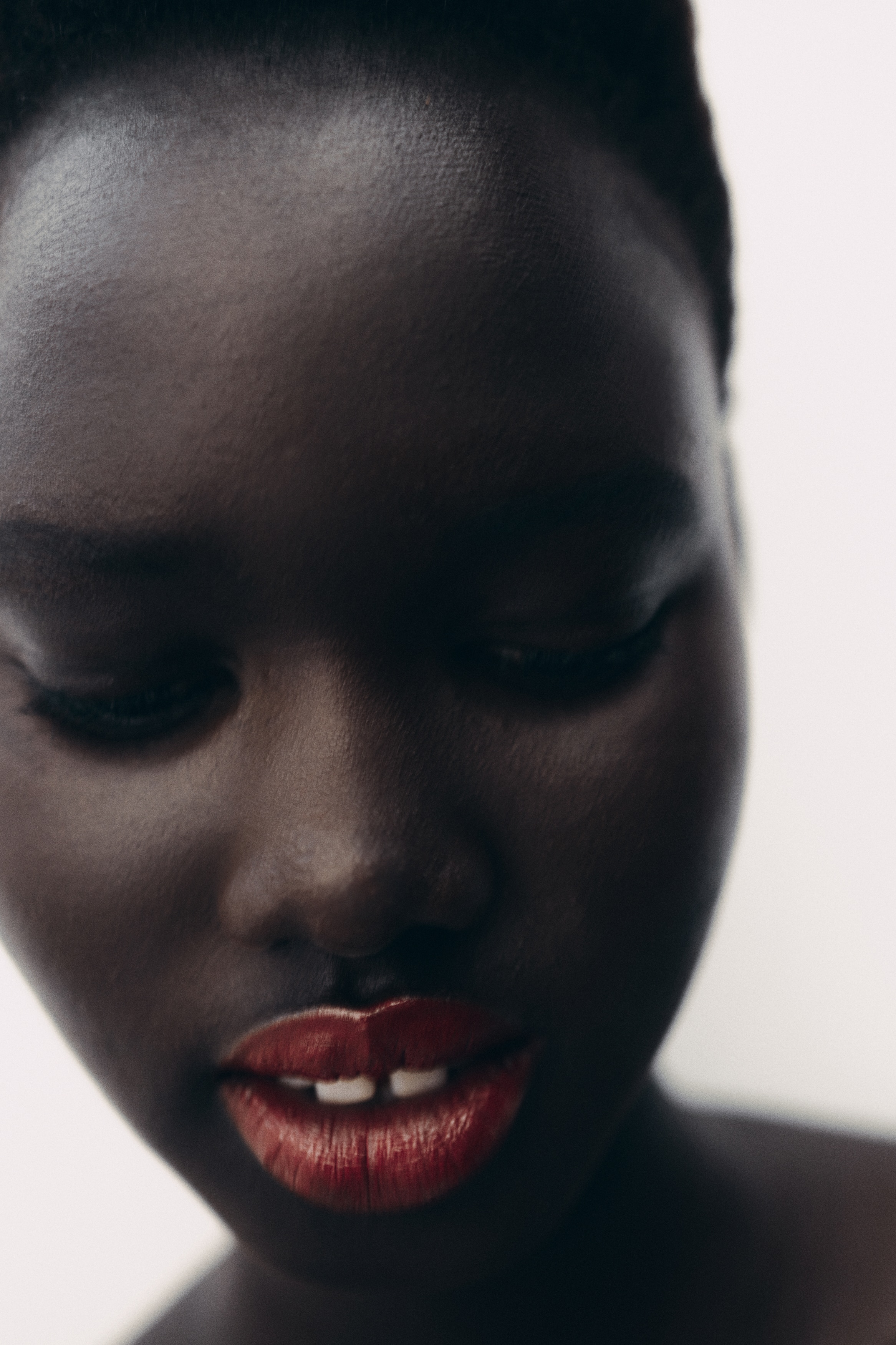 Sheer Brilliance batom - Berry Burst/Roasted Peach/Moon Mauve/Flamingo Fling/Apple Vibe/Sunset Sorbet/Coral Pop/Sassy Pink/Rose Romance