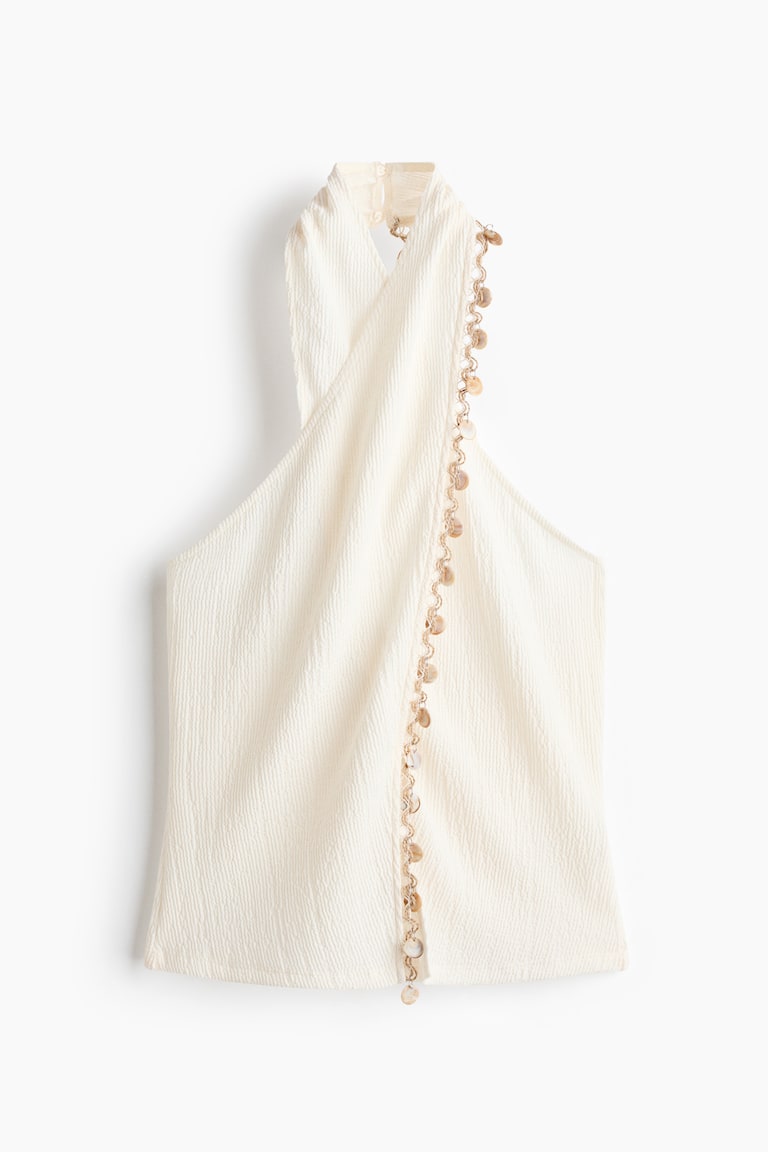 Top s halter izrezom i ukrasnim detaljima