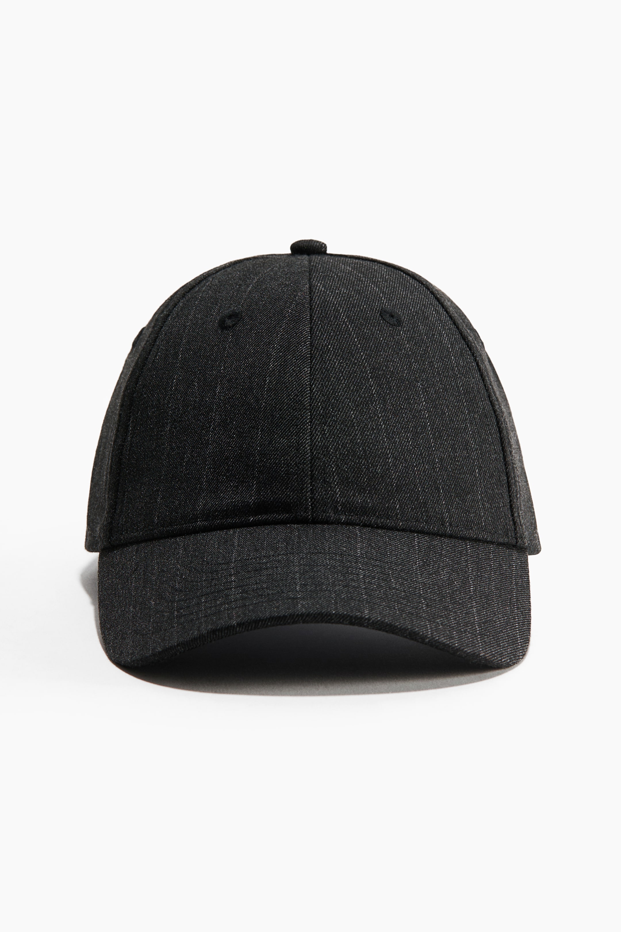 Größeres Bild ansehen: Eine dunkelgraue Baseballkappe mit Nadelstreifen ist frontal ausgerichtet und zeigt ihr strukturiertes Sechs-Panel-Design sowie den gebogenen Schirm. Die Kappe besteht aus einem strukturierten Stoff mit dezenten vertikalen Streifen, bestickten Ösen an den Frontpanels und einem farblich abgestimmten Knopf oben.