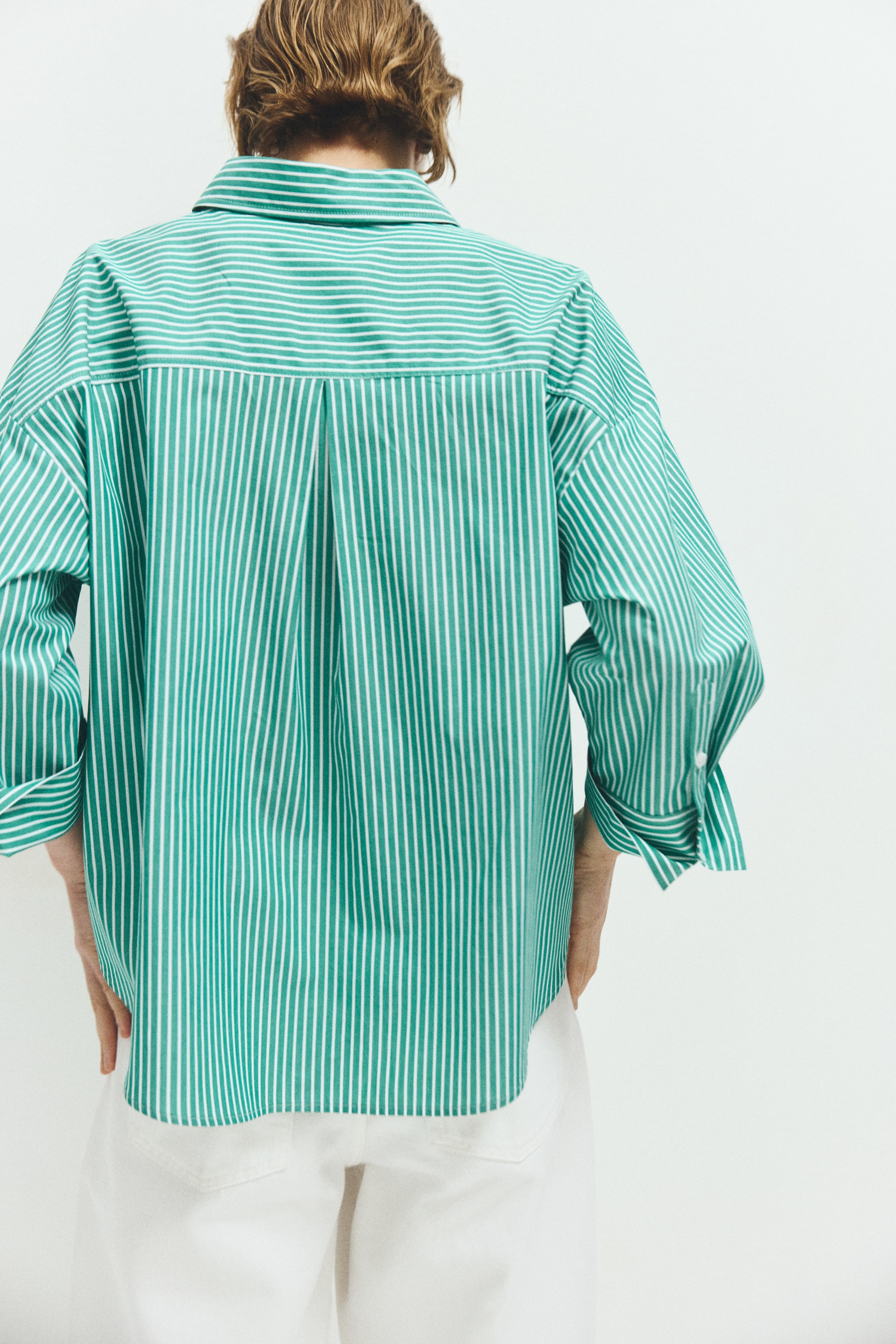 Büyük resmi görüntüle: Kısa Poplin Gömlek - Parlak yeşil/İnce çizgili - KADIN | H&M TR 1