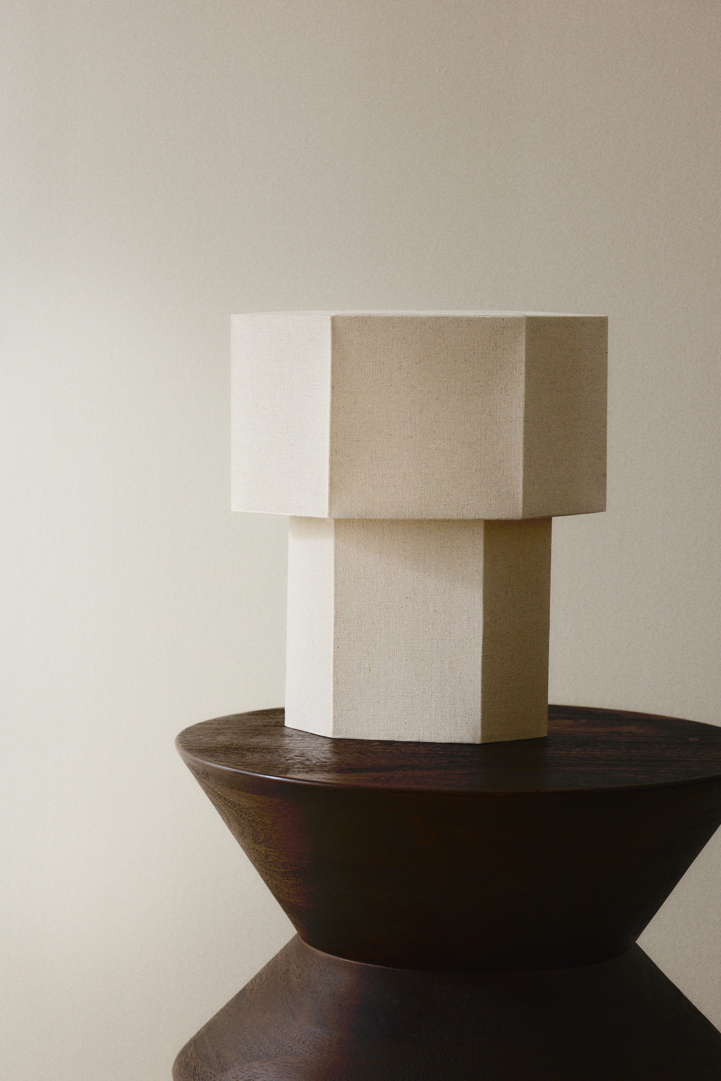 Šestiboká stolní lampa - Světle béžová/Žlutá