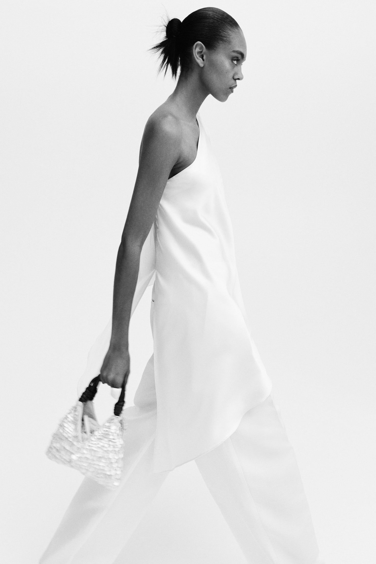 חולצת כתף אחת מסאטן - קרם - 5