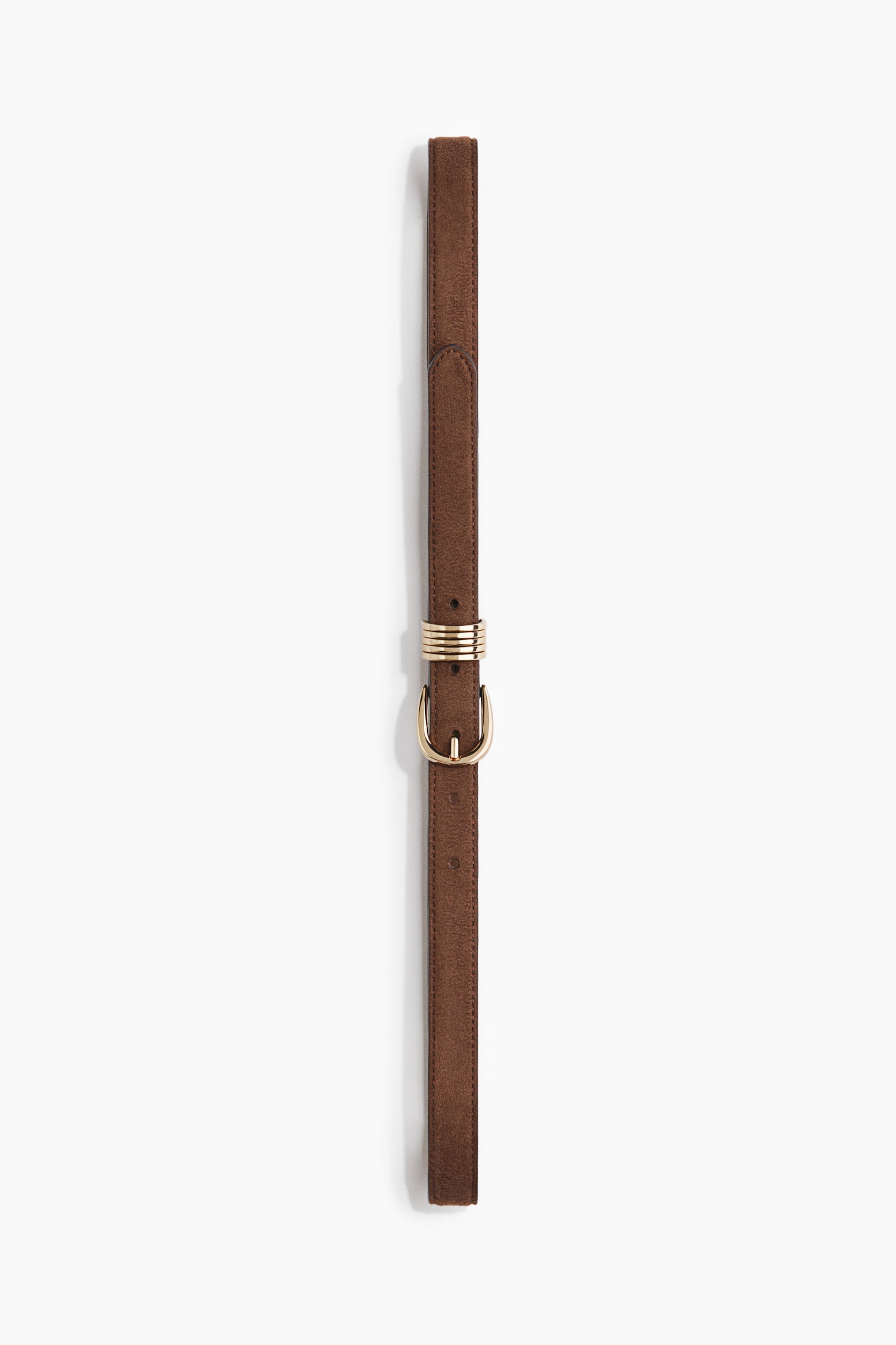 Ver imagen más grande: Un cinturón marrón fino está colocado en posición horizontal, con una hebilla de tono dorado con una hebilla clásica de pin y varios aros a juego de tono dorado que actúan como pasador. La superficie del cinturón muestra una textura suave similar a la de la ante.